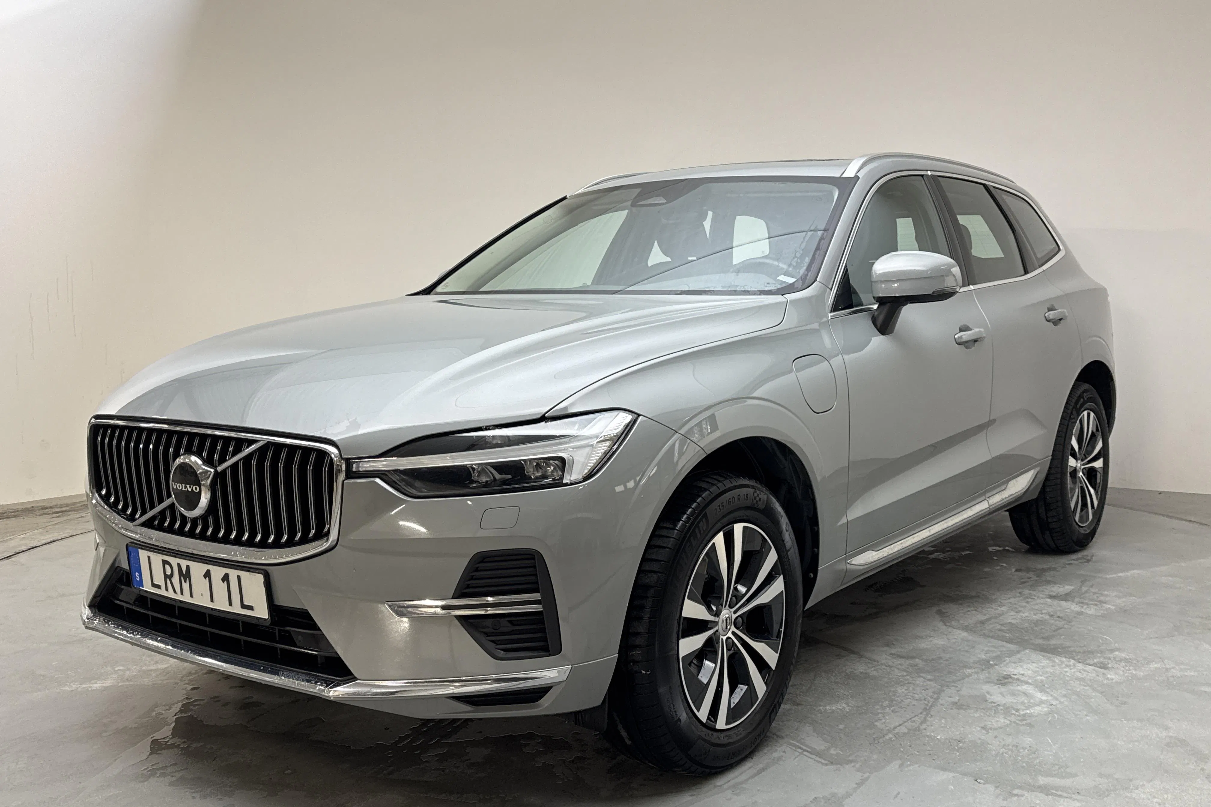 Presentationsfoto 1 av 16: Volvo XC60 T6 AWD Recharge (350hk) - 8 867 mil - Automat - grå - 2025