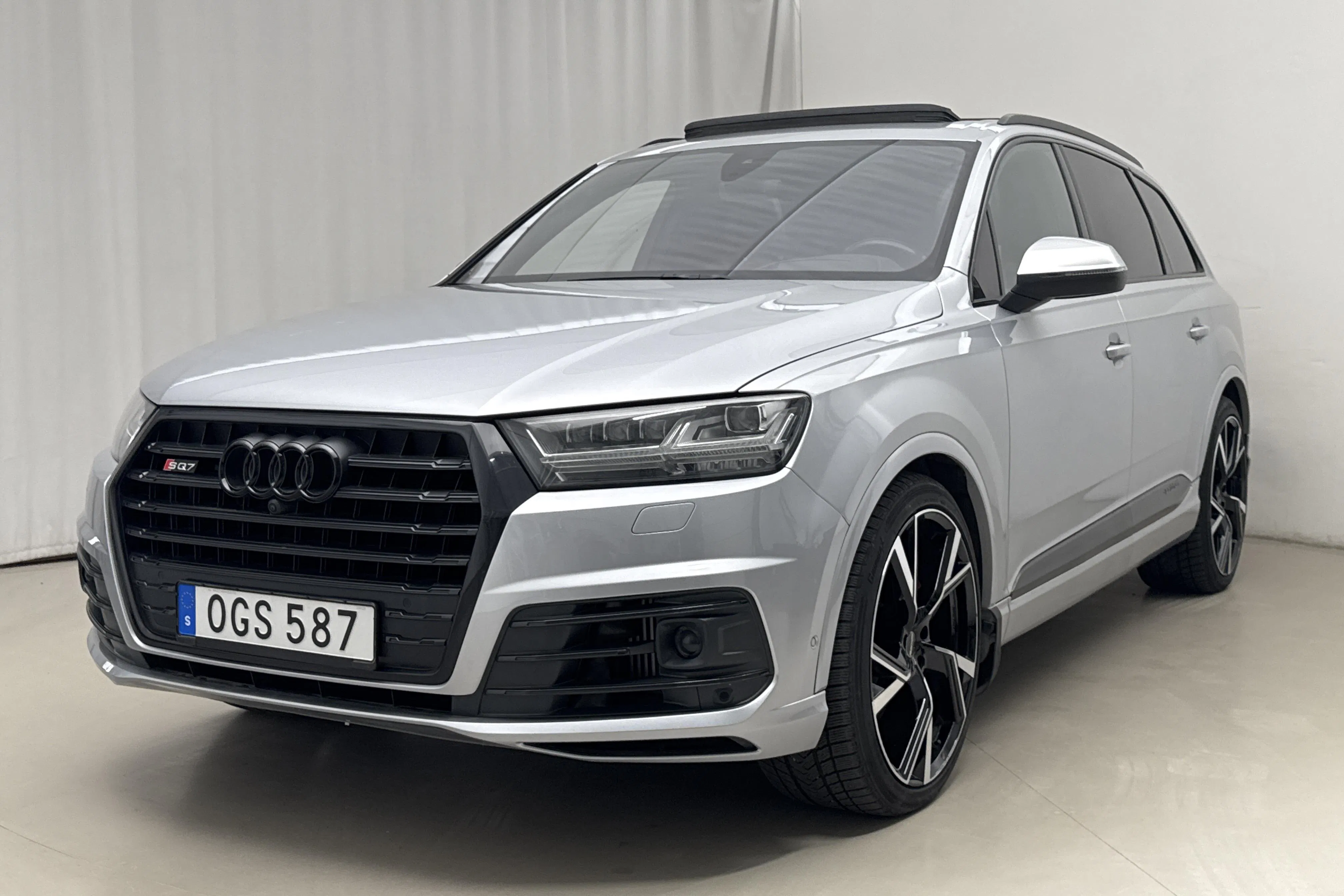 Presentationsfoto 1 av 28: Audi SQ7 4.0 TDI quattro (435hk) - 15 598 mil - Automat - silver - 2017