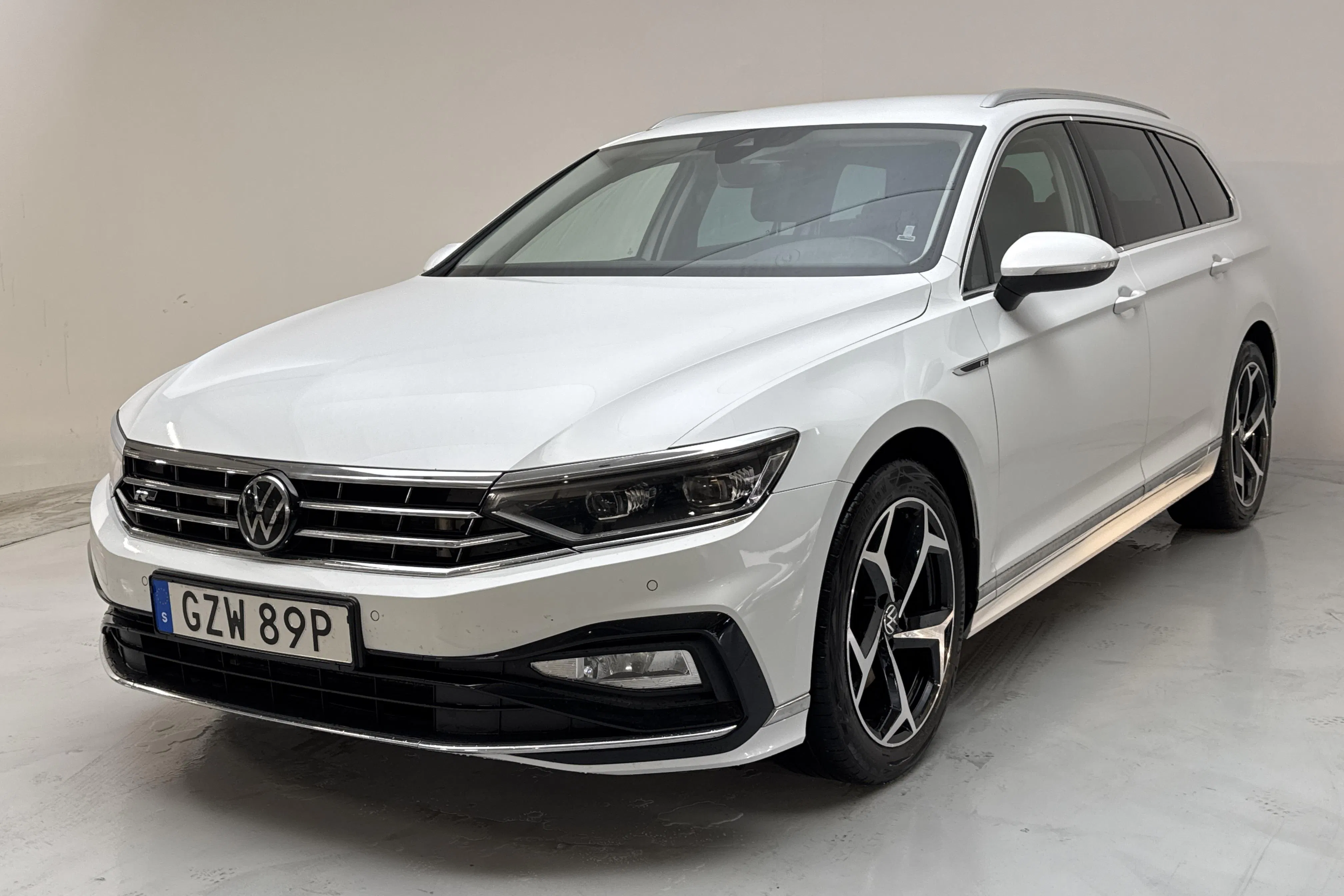 Presentationsfoto 1 av 13: VW Passat 2.0 TDI Sportscombi 4Motion (200hk) - 8 462 mil - Automat - vit - 2022
