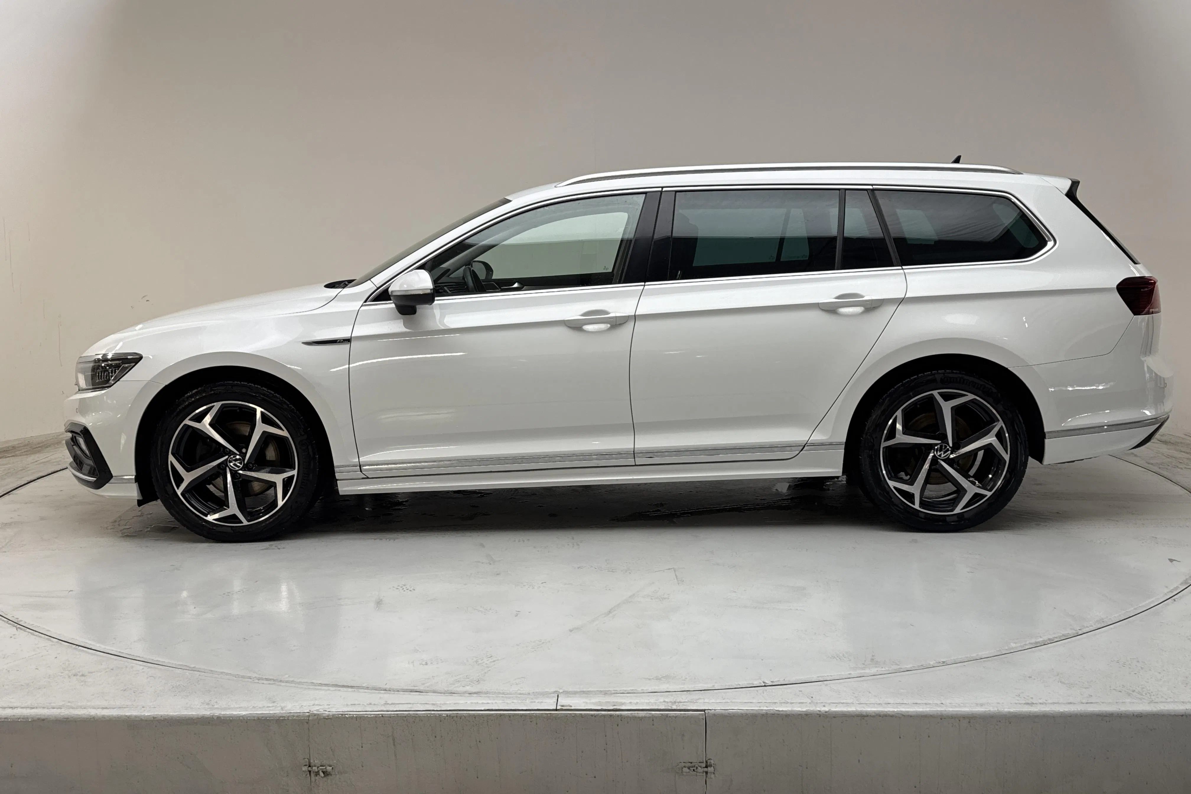 Presentationsfoto 2 av 13: VW Passat 2.0 TDI Sportscombi 4Motion (200hk) - 8 462 mil - Automat - vit - 2022