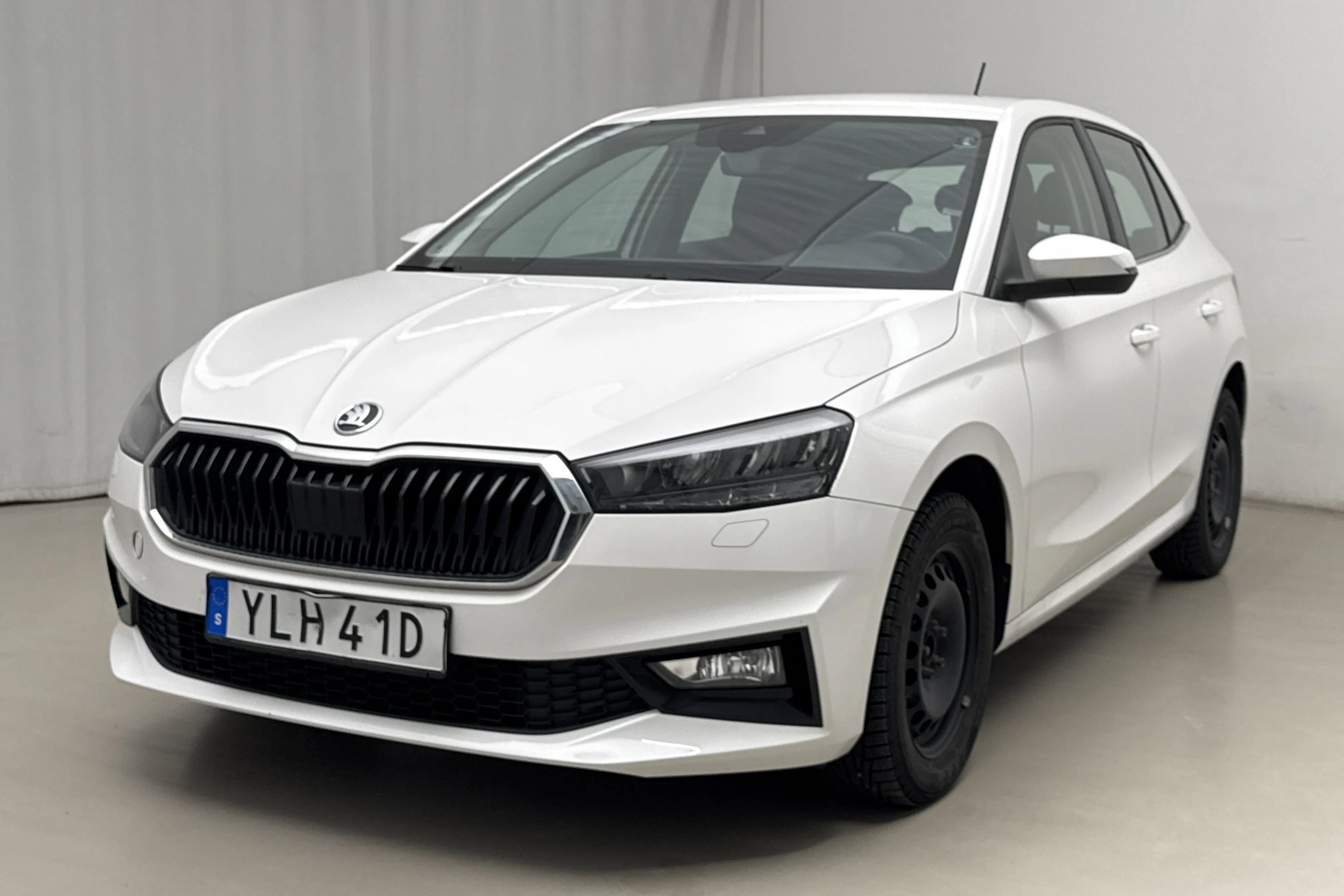 Presentationsfoto 1 av 16: Skoda Fabia 1.0 TSI (110hk) - 5 584 mil - Automat - vit - 2022