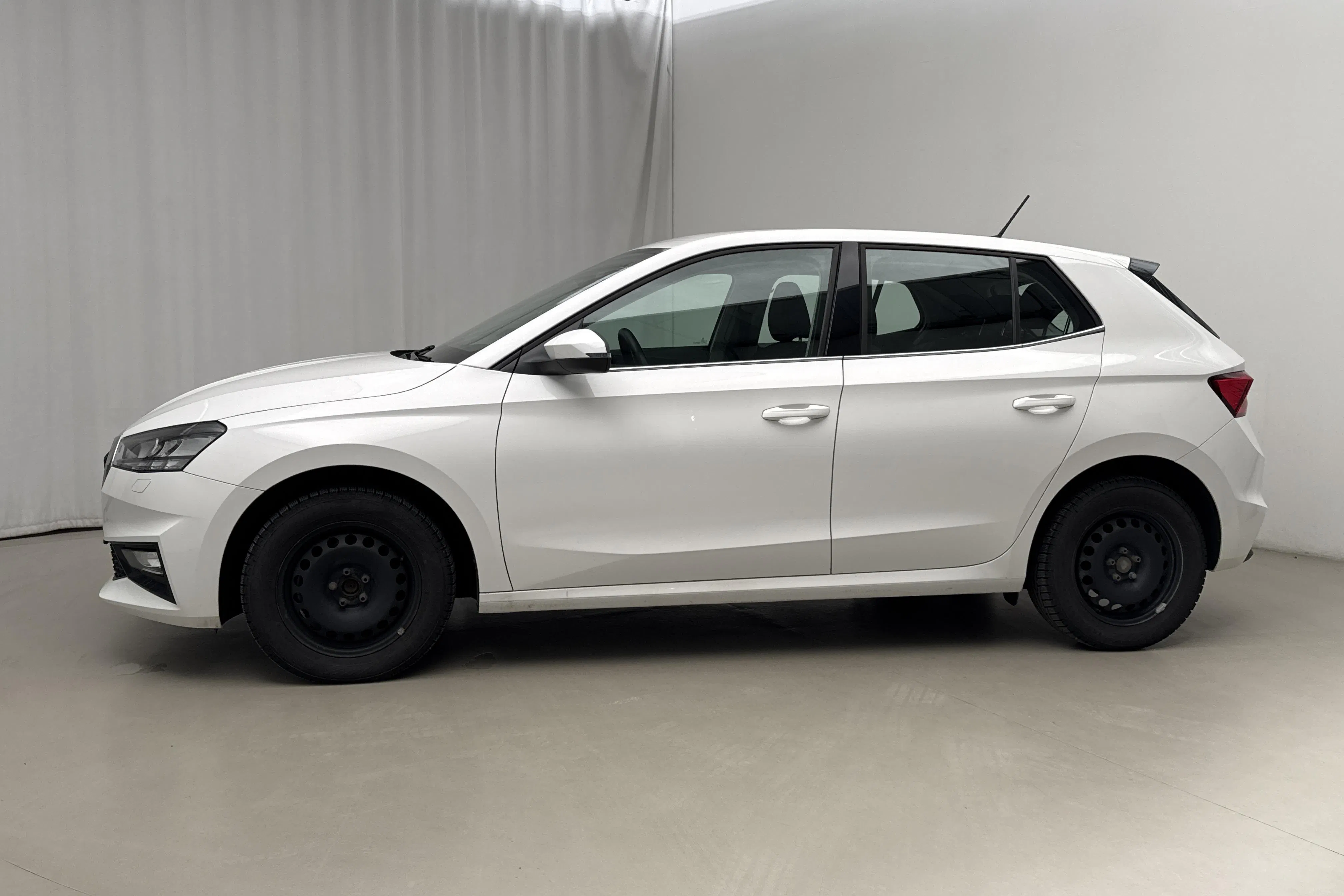 Presentationsfoto 2 av 16: Skoda Fabia 1.0 TSI (110hk) - 5 584 mil - Automat - vit - 2022