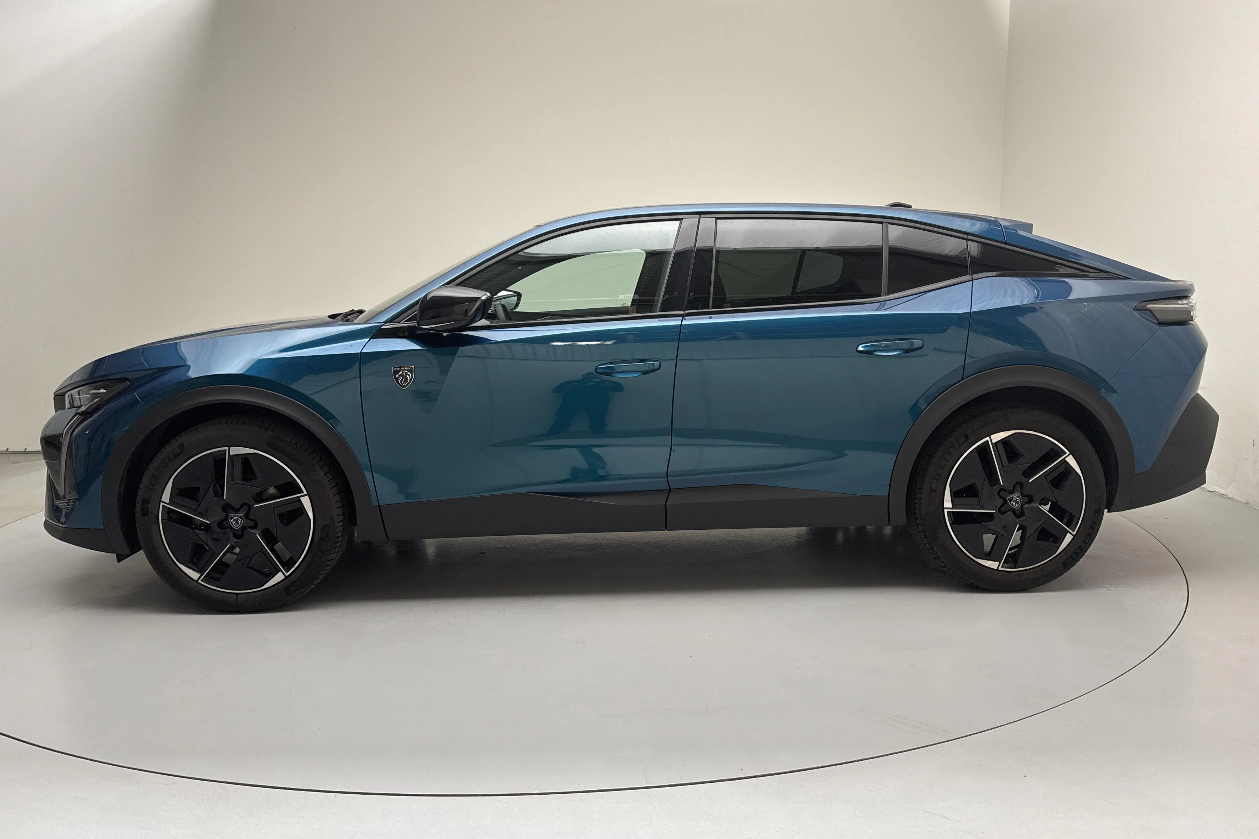 Presentationsfoto 2 av 15: Peugeot 408 PureTech (130hk) - 3 972 mil - Automat - blå - 2024