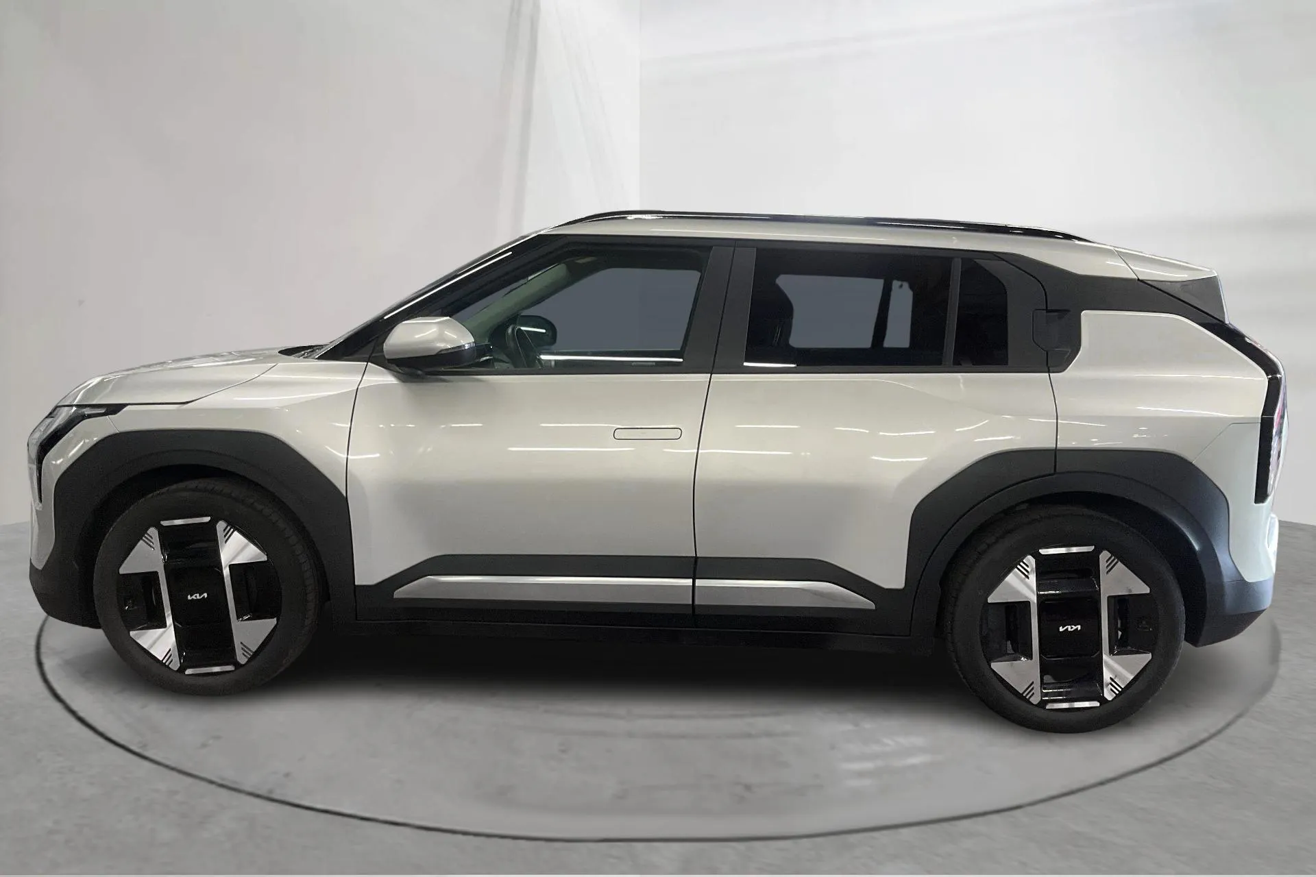 Presentationsfoto 2 av 17: KIA EV3 Long Range 81kWh (204hk) - 3 199 mil - Automat - grå - 2025