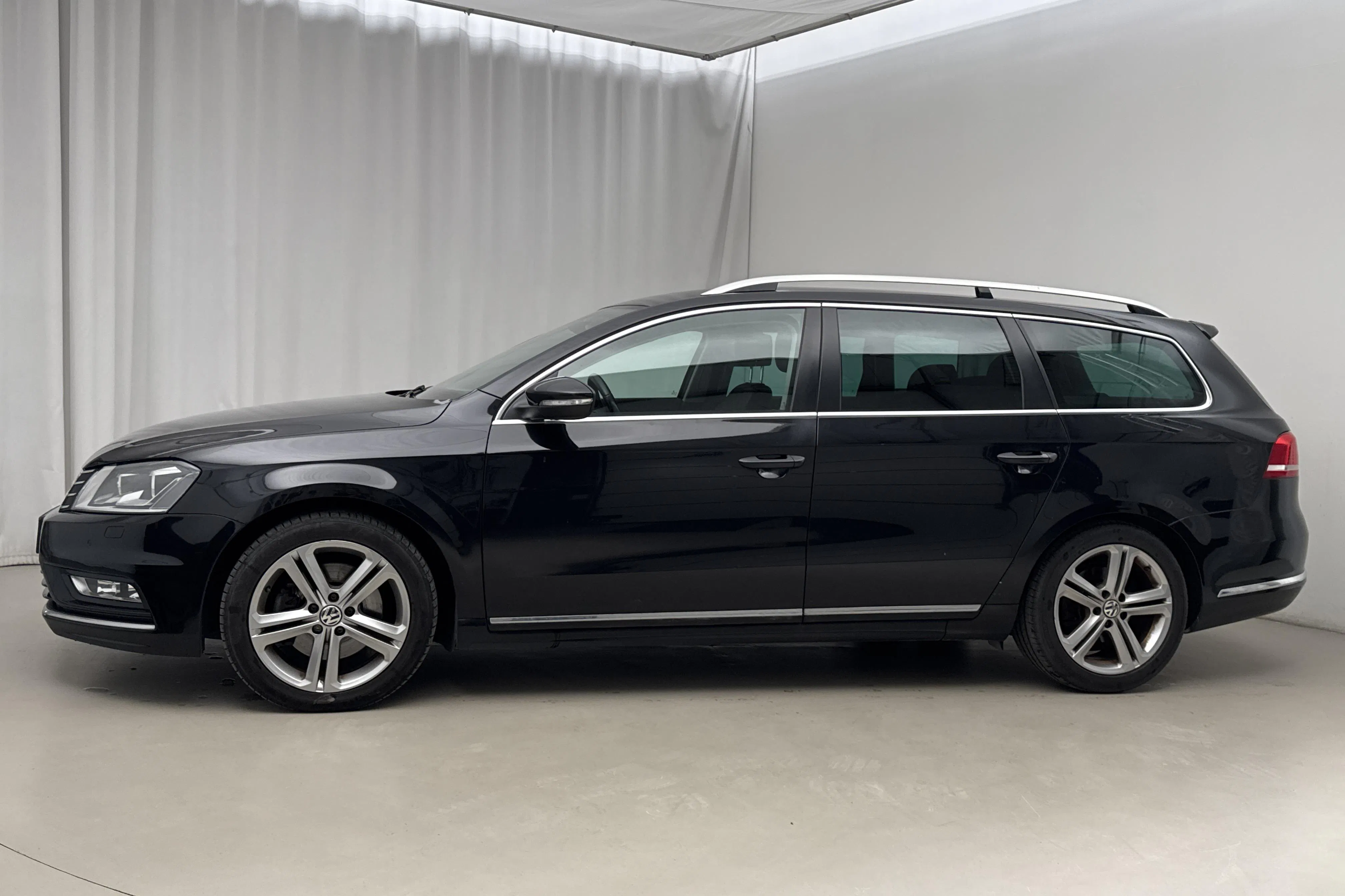 Presentationsfoto 2 av 19: VW Passat 2.0 TDI BlueMotion Technology Variant 4Motion (177hk) - 18 798 mil - Automat - svart - 2014