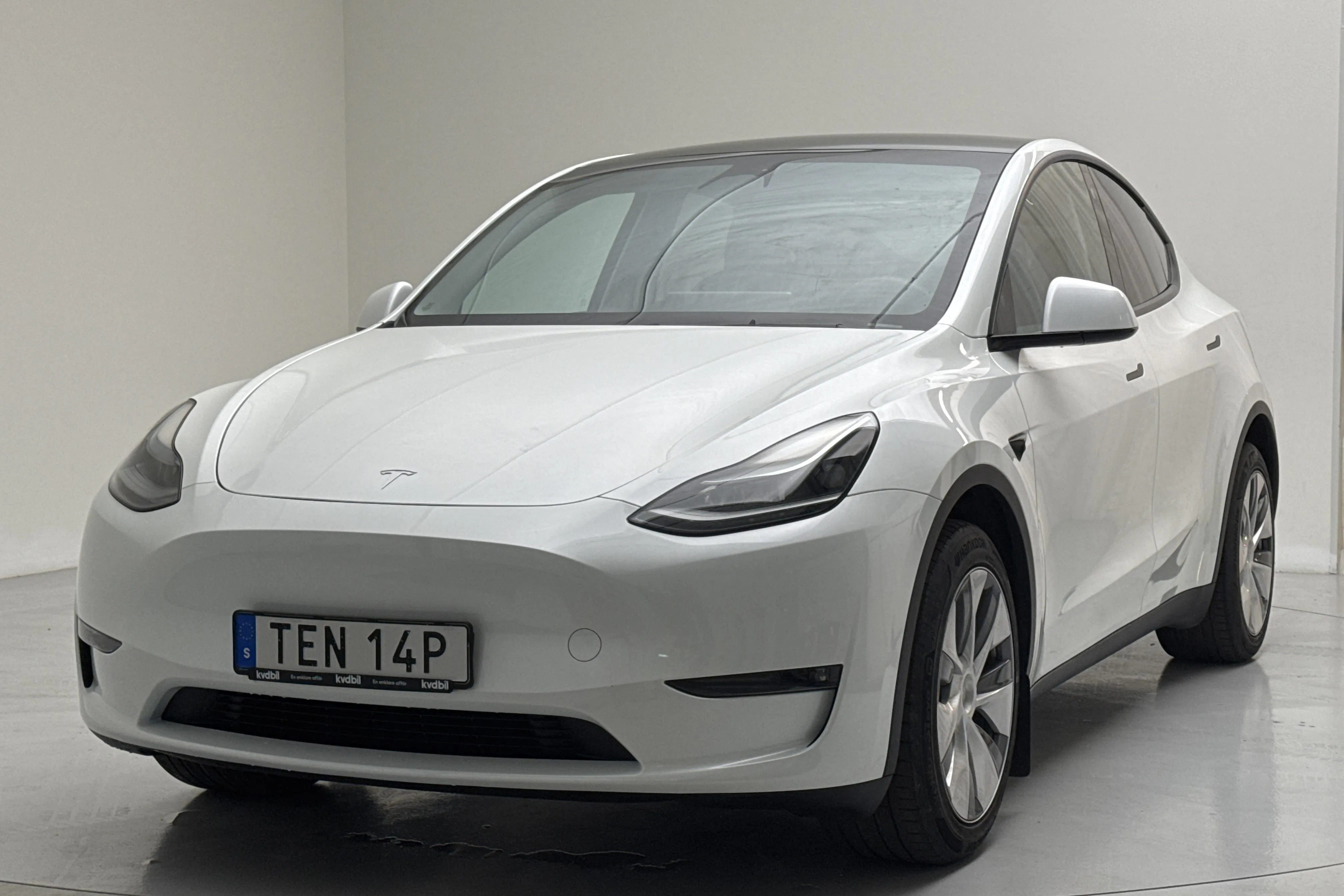 Presentationsfoto 1 av 17: Tesla Model Y Long Range Dual Motor AWD - 5 182 mil - Automat - vit - 2023