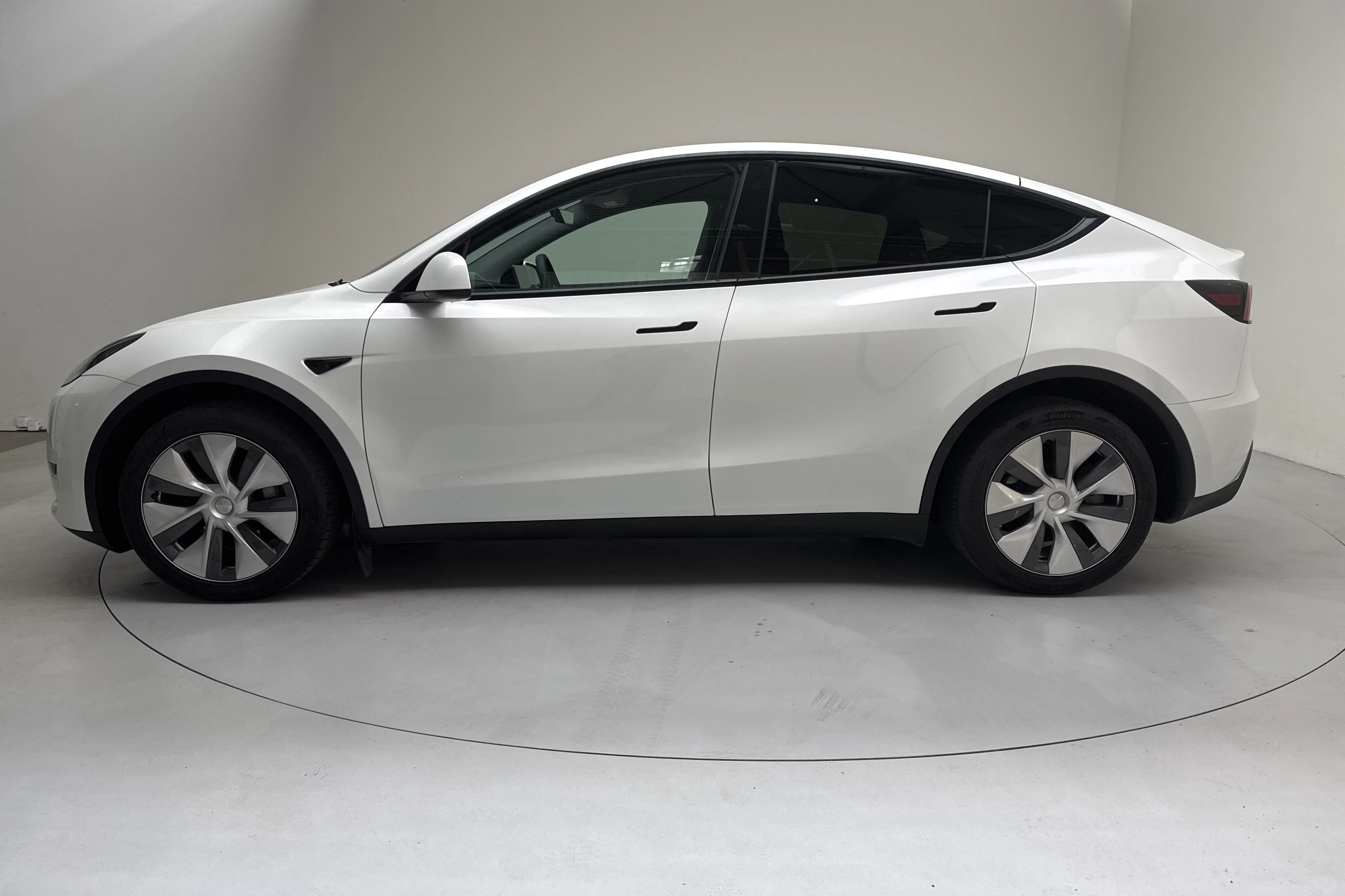 Presentationsfoto 2 av 17: Tesla Model Y Long Range Dual Motor AWD - 5 182 mil - Automat - vit - 2023