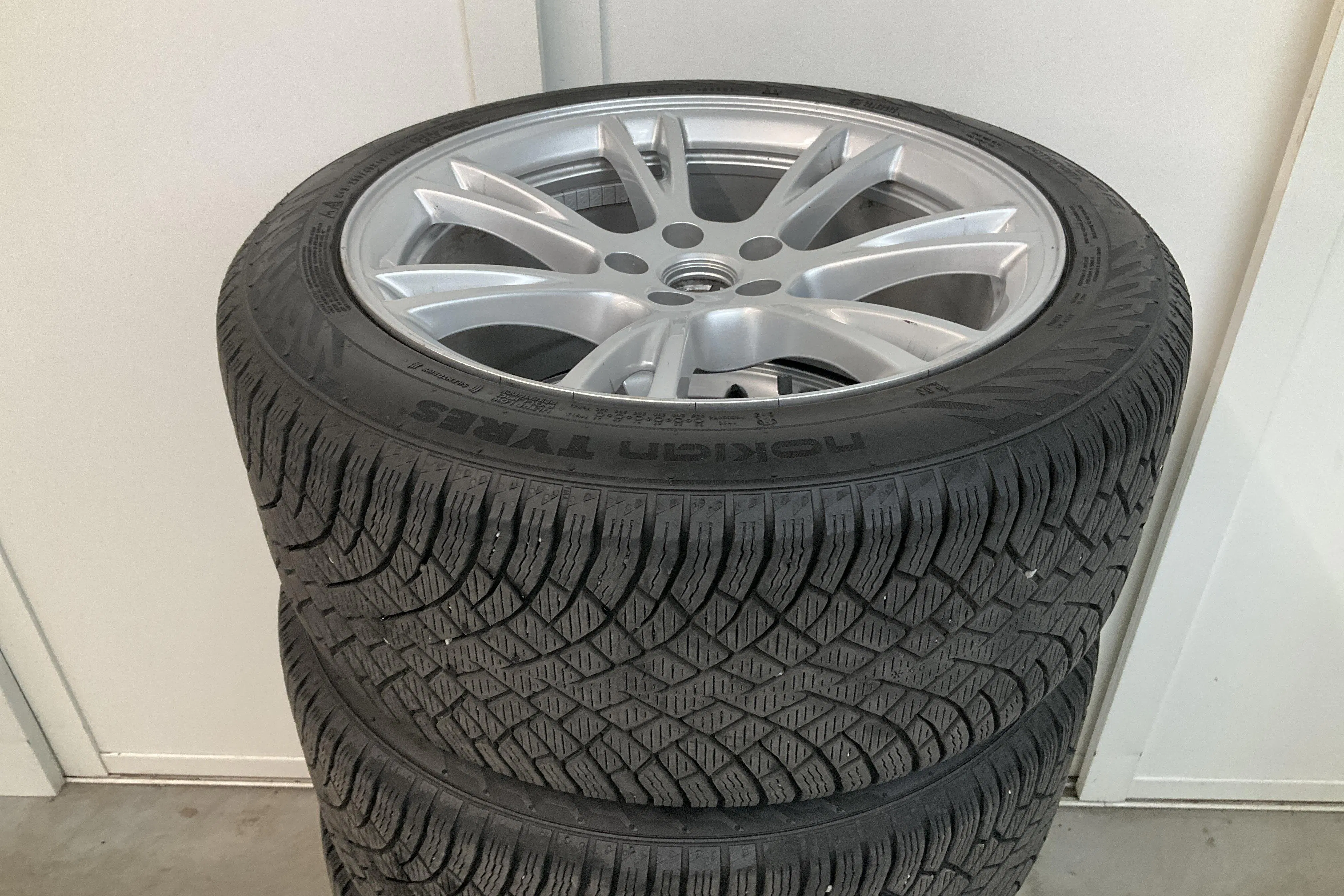 Presentationsfoto 17 av 17: Tesla Model Y Long Range Dual Motor AWD - 5 182 mil - Automat - vit - 2023