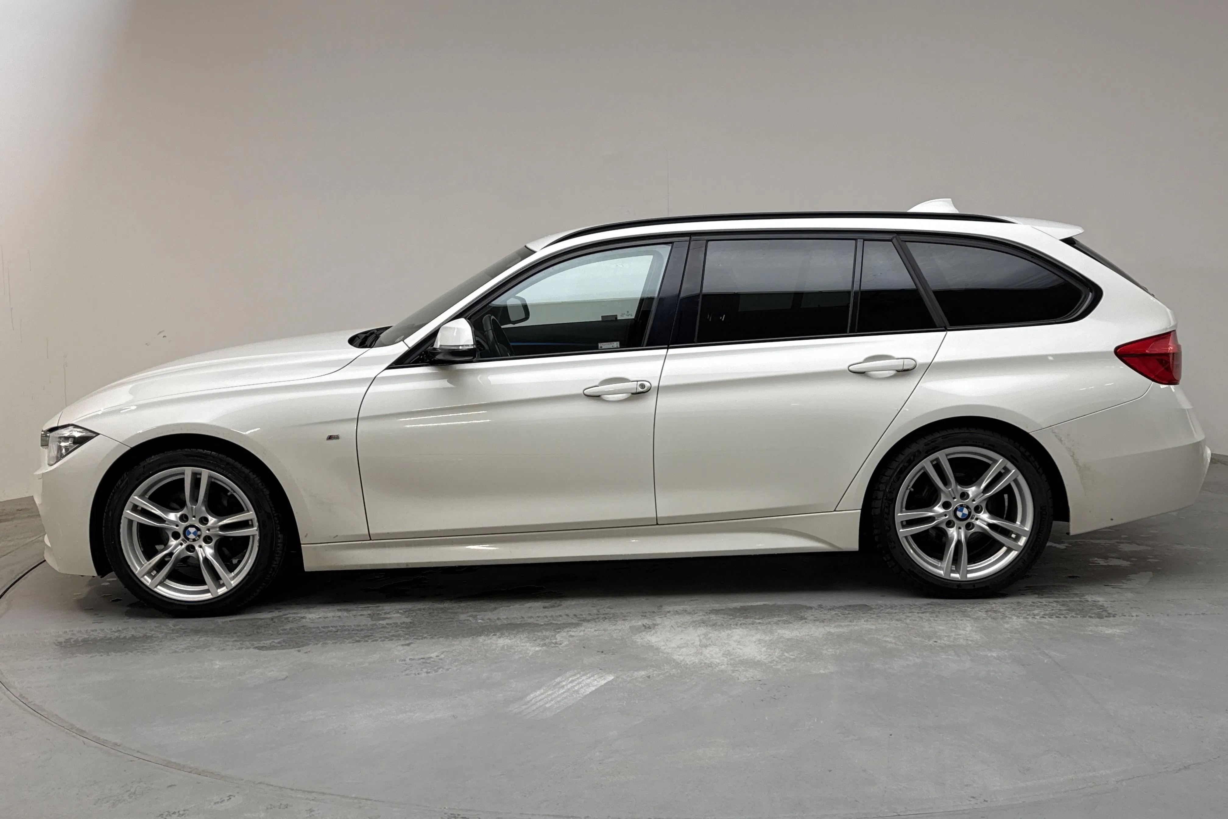 Presentationsfoto 2 av 13: BMW 320d Touring, F31 (190hk) - 0 mil - Automat - vit - 2019