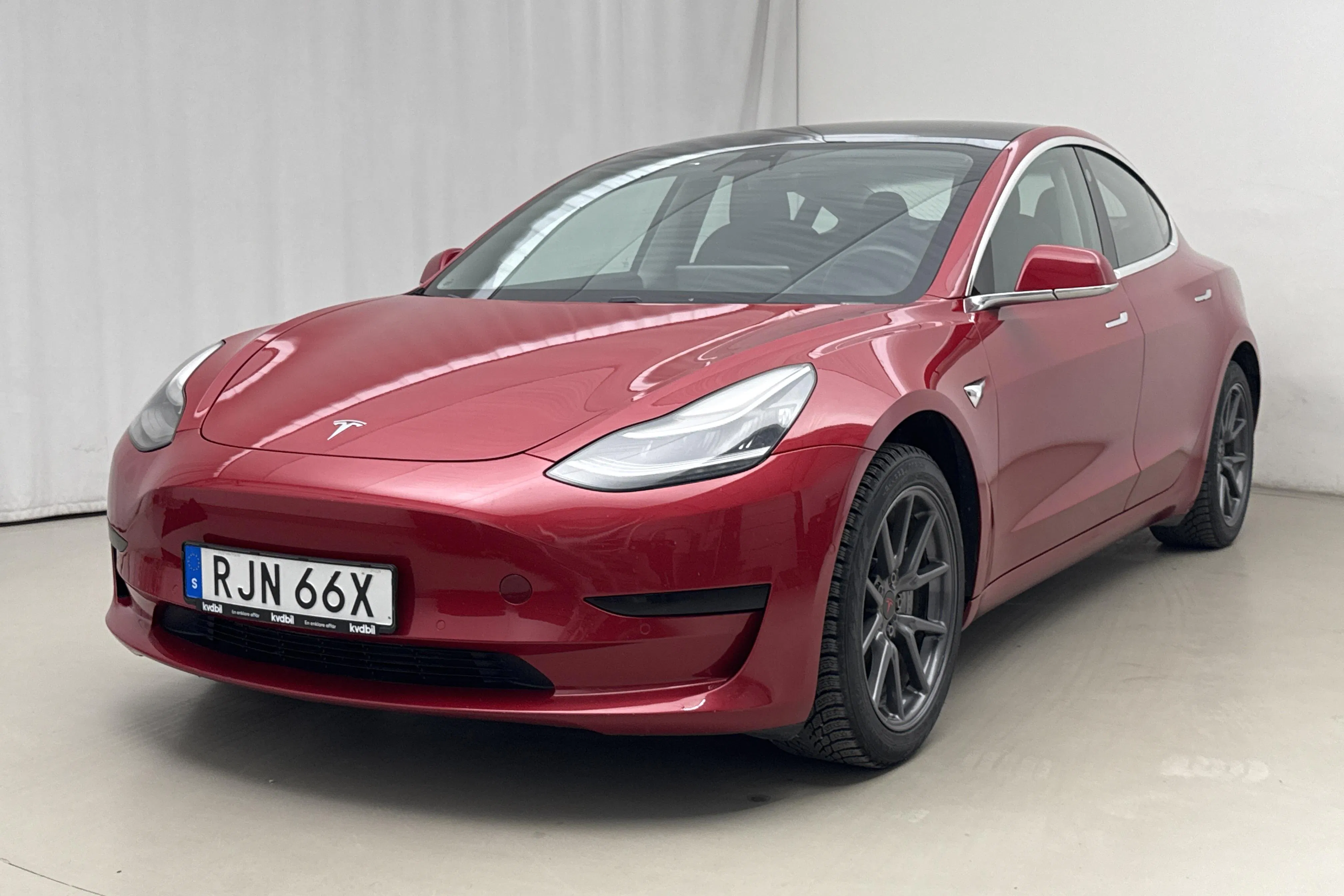 Presentation photo 1 of 23: Tesla Model 3 Standard - 156 380 km - Automatic - red - 2020