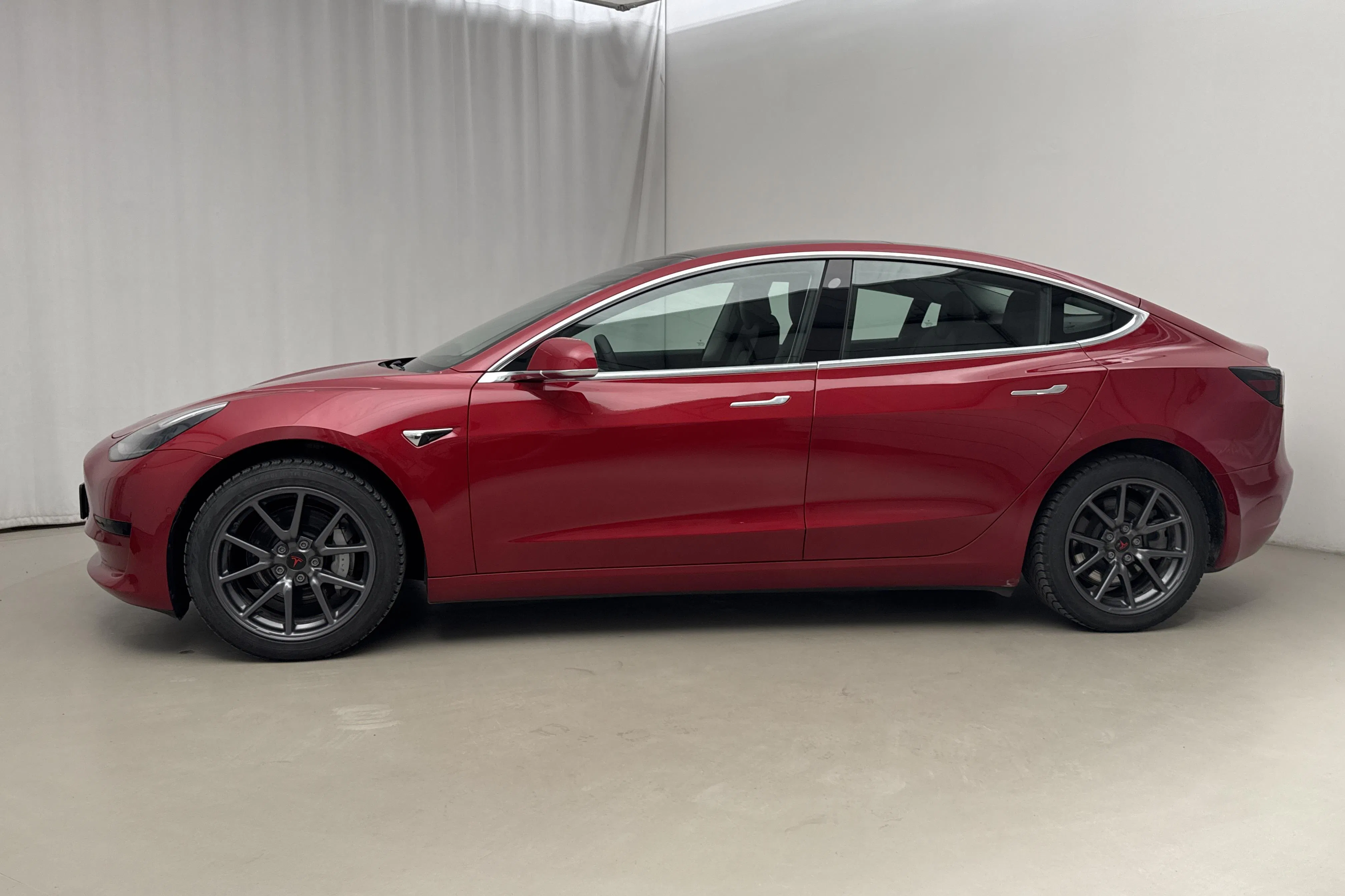Presentation photo 2 of 23: Tesla Model 3 Standard - 156 380 km - Automatic - red - 2020