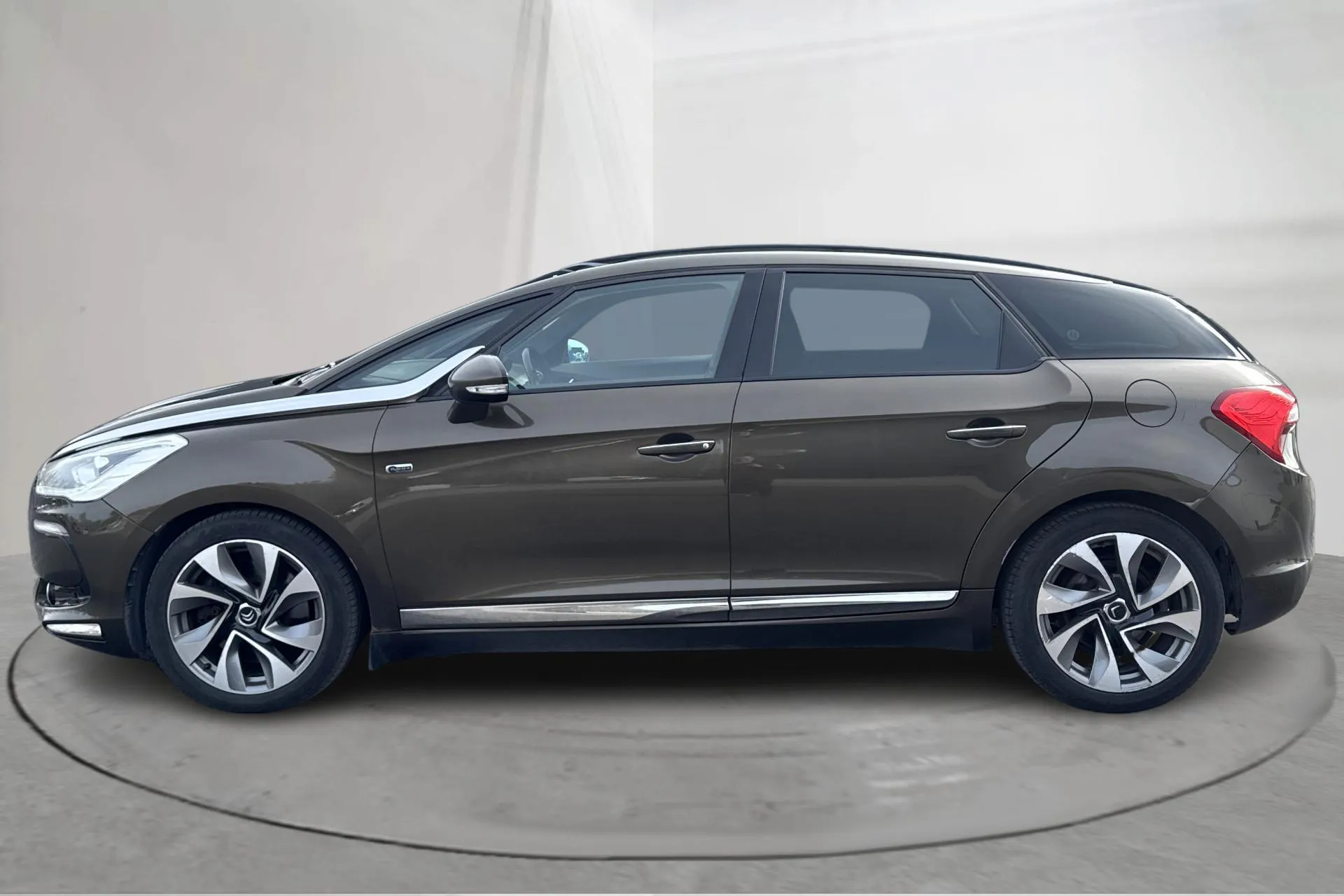 Presentationsfoto 2 av 16: Citroën DS5 HYBRID4 (160hk) - 24 119 mil - Automat - brun - 2013