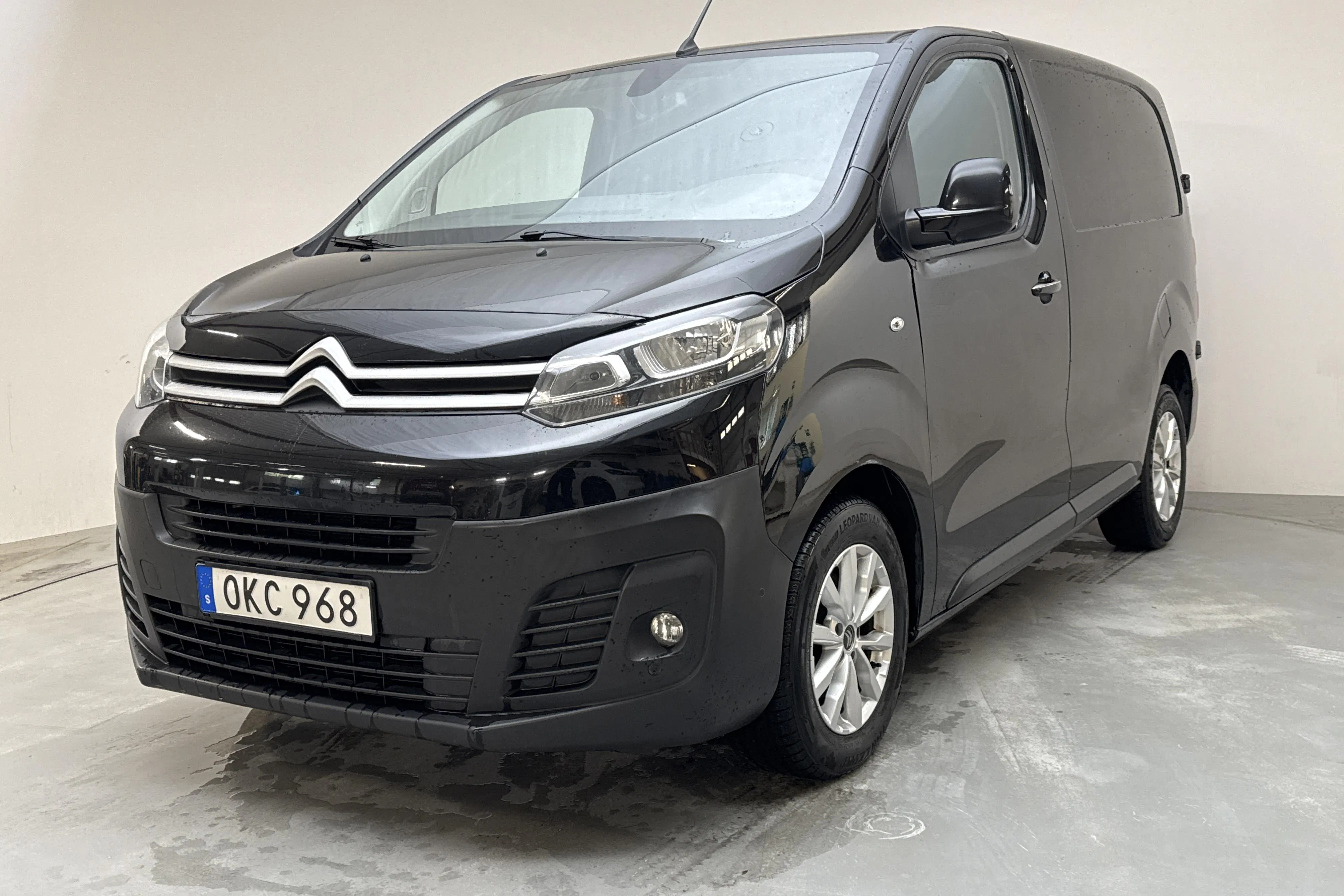 Presentationsfoto 1 av 14: Citroën Jumpy III 2.0 BlueHDI Skåp (95hk) - 17 805 mil - Automat - svart - 2017