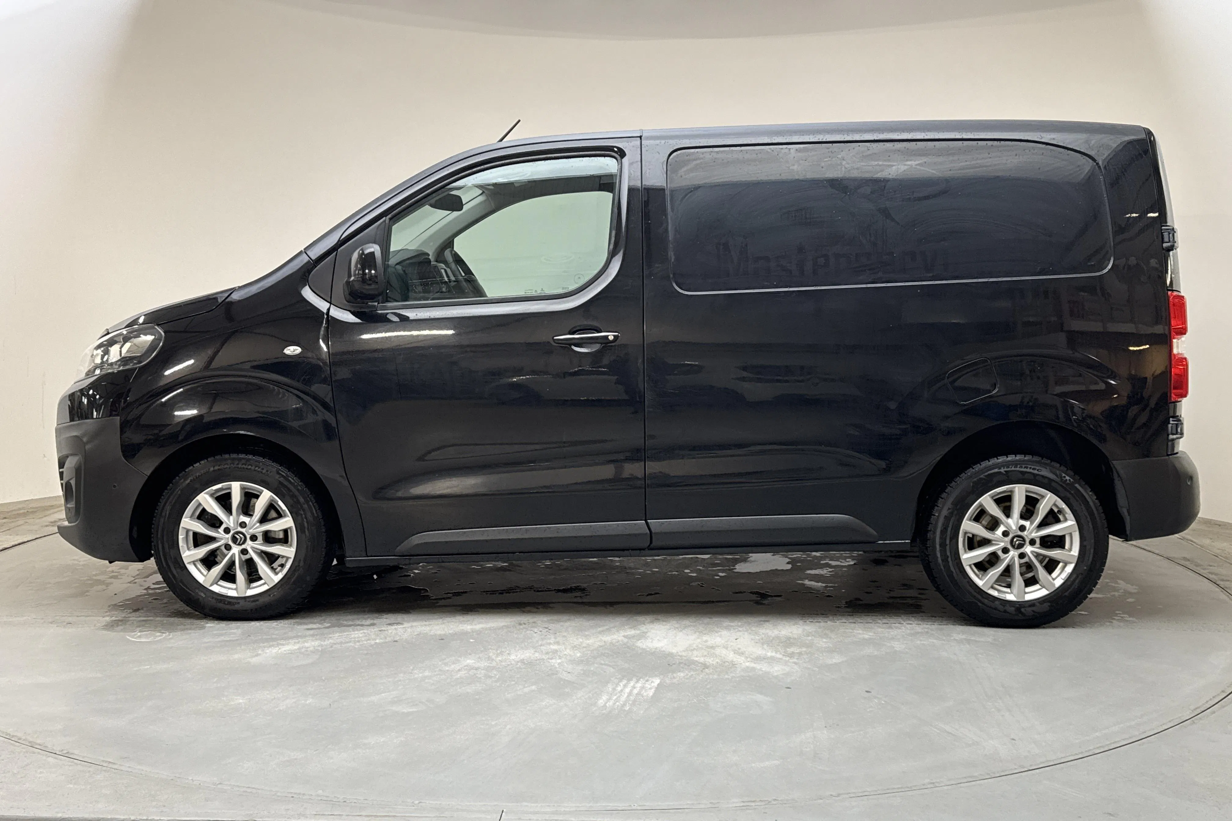 Presentationsfoto 2 av 14: Citroën Jumpy III 2.0 BlueHDI Skåp (95hk) - 17 805 mil - Automat - svart - 2017