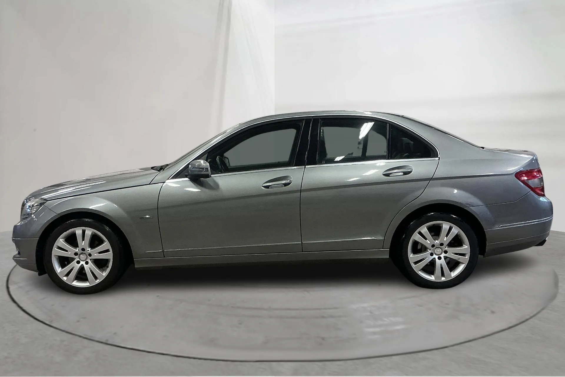 Presentationsfoto 2 av 15: Mercedes C 200 CDI BlueEfficiency W204 (136hk) - 28 009 mil - Manuell - grå - 2010