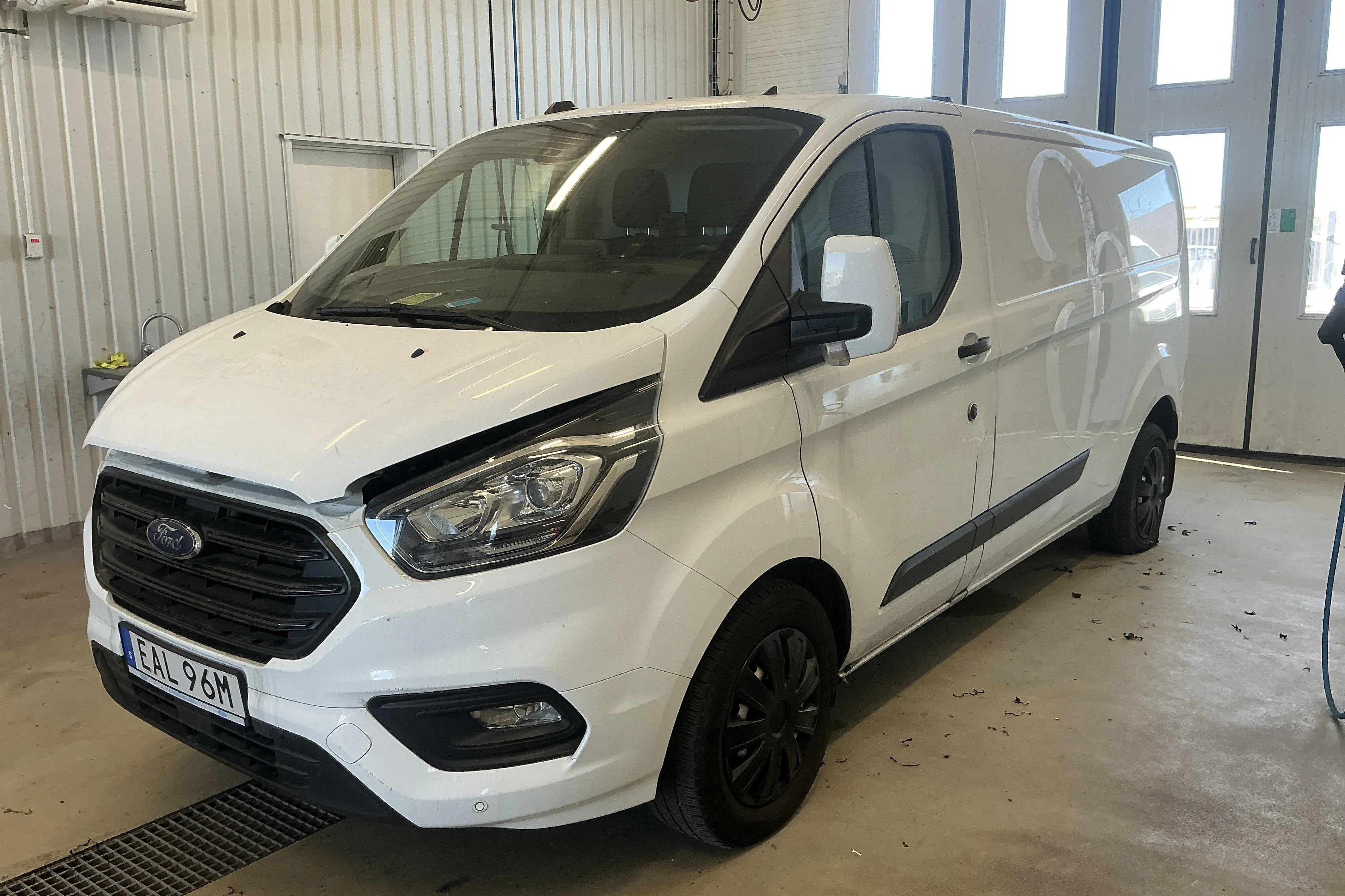 Presentation photo 1 of 14: Ford Transit Custom 300 (130hk) - 175 220 km - Automatic - white - 2020