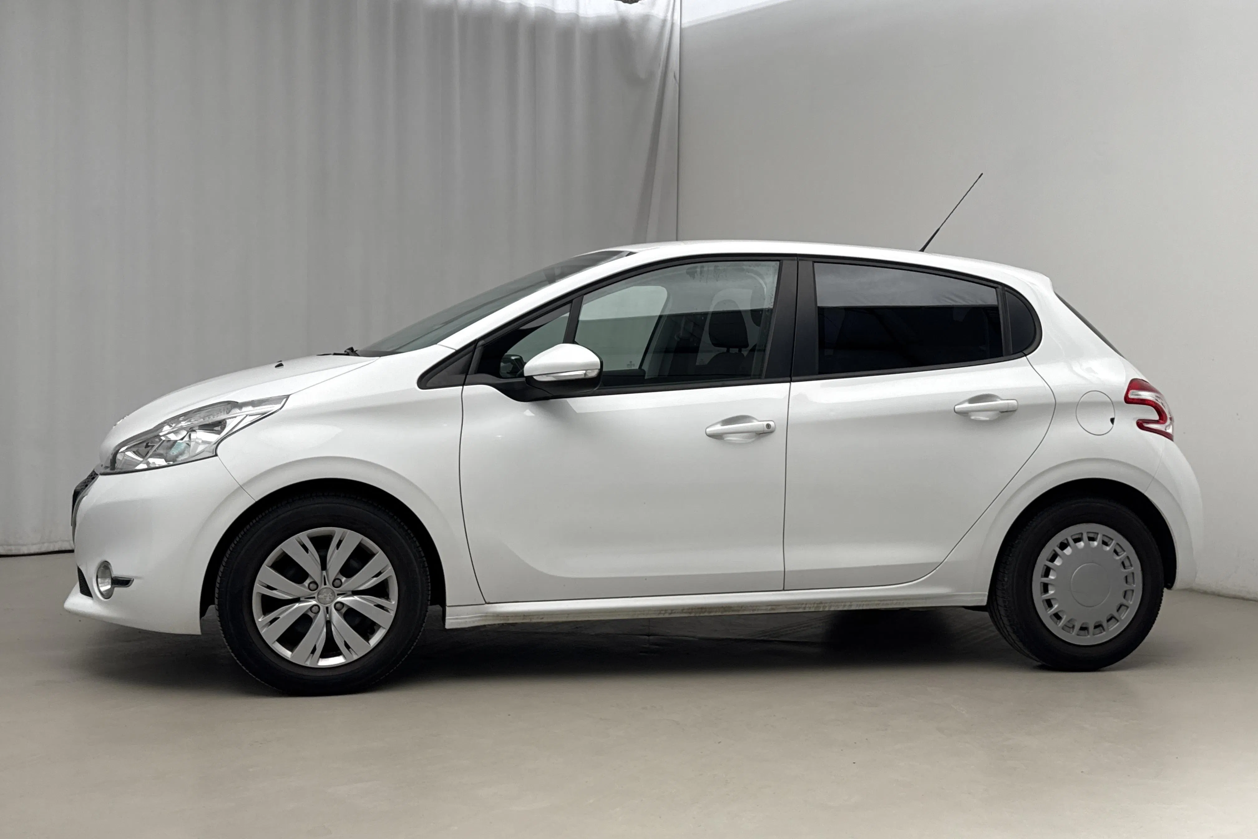 Presentation photo 2 of 16: Peugeot 208 1.2 VTi 5dr (82hk) - 100 710 km - Manual - white - 2015