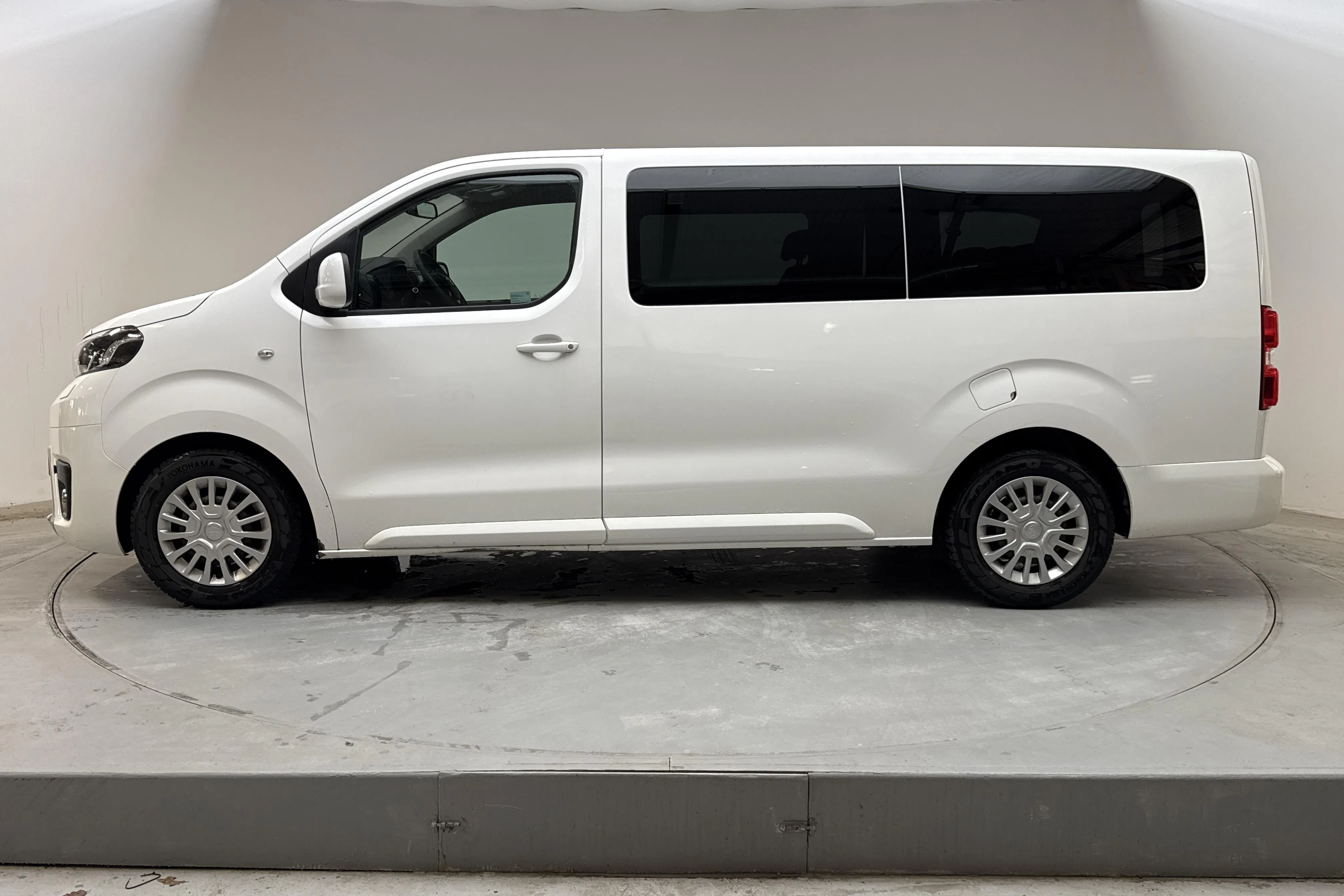 Presentation photo 2 of 14: Toyota PROACE Verso 2.0D (150hk) - 130 380 km - Manual - white - 2017