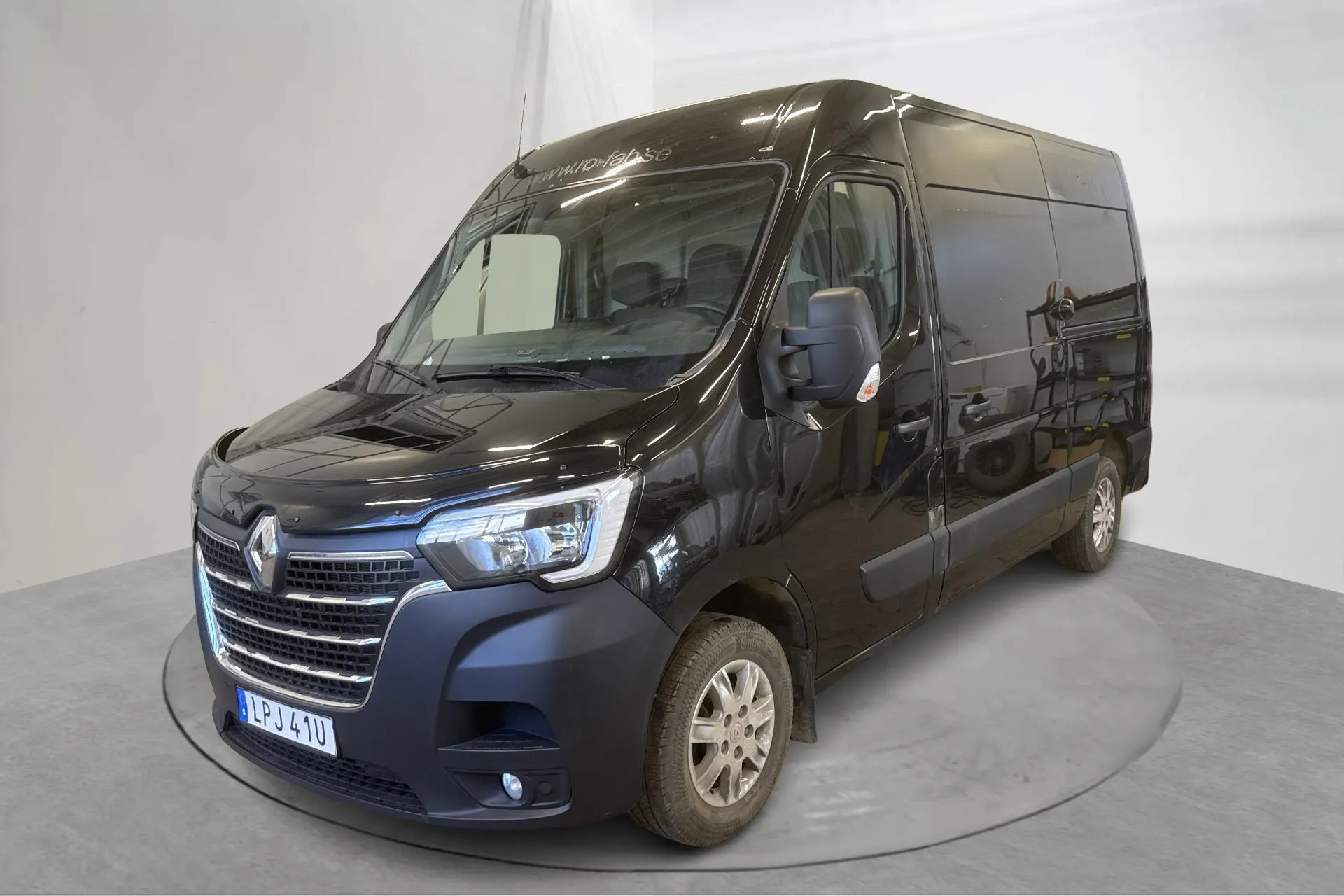 Presentationsfoto 1 av 16: Renault Master 2.3 dCi FAP 2WD (150hk) - 17 919 mil - Manuell - svart - 2021