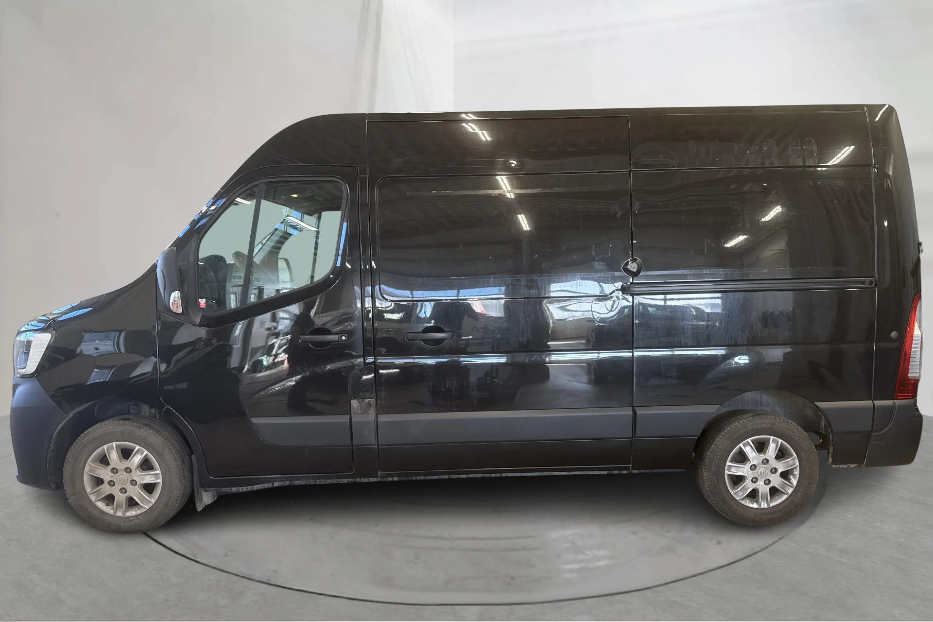 Presentationsfoto 2 av 16: Renault Master 2.3 dCi FAP 2WD (150hk) - 17 919 mil - Manuell - svart - 2021