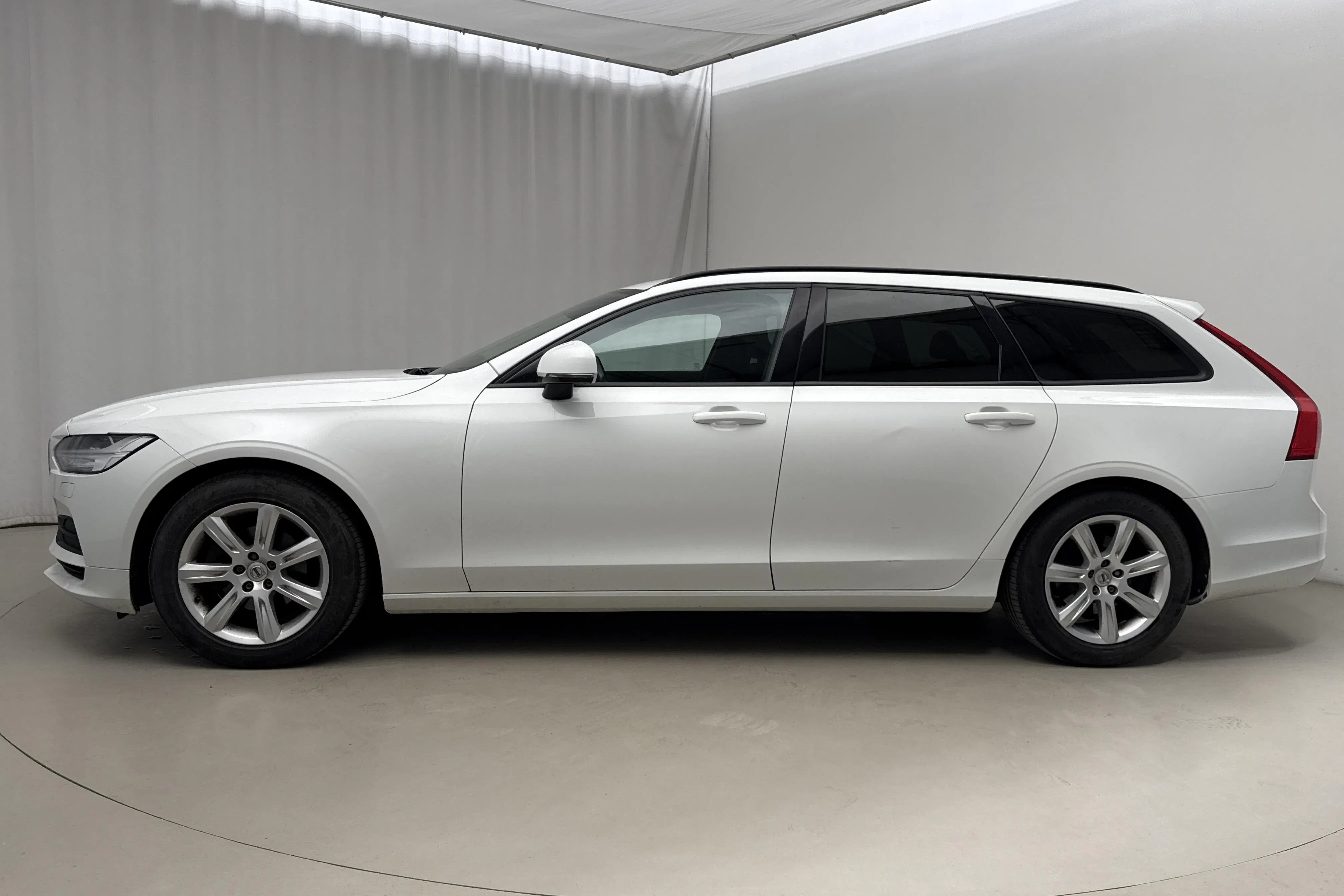 Presentationsfoto 2 av 17: Volvo V90 D4 (190hk) - 26 878 mil - Automat - vit - 2018