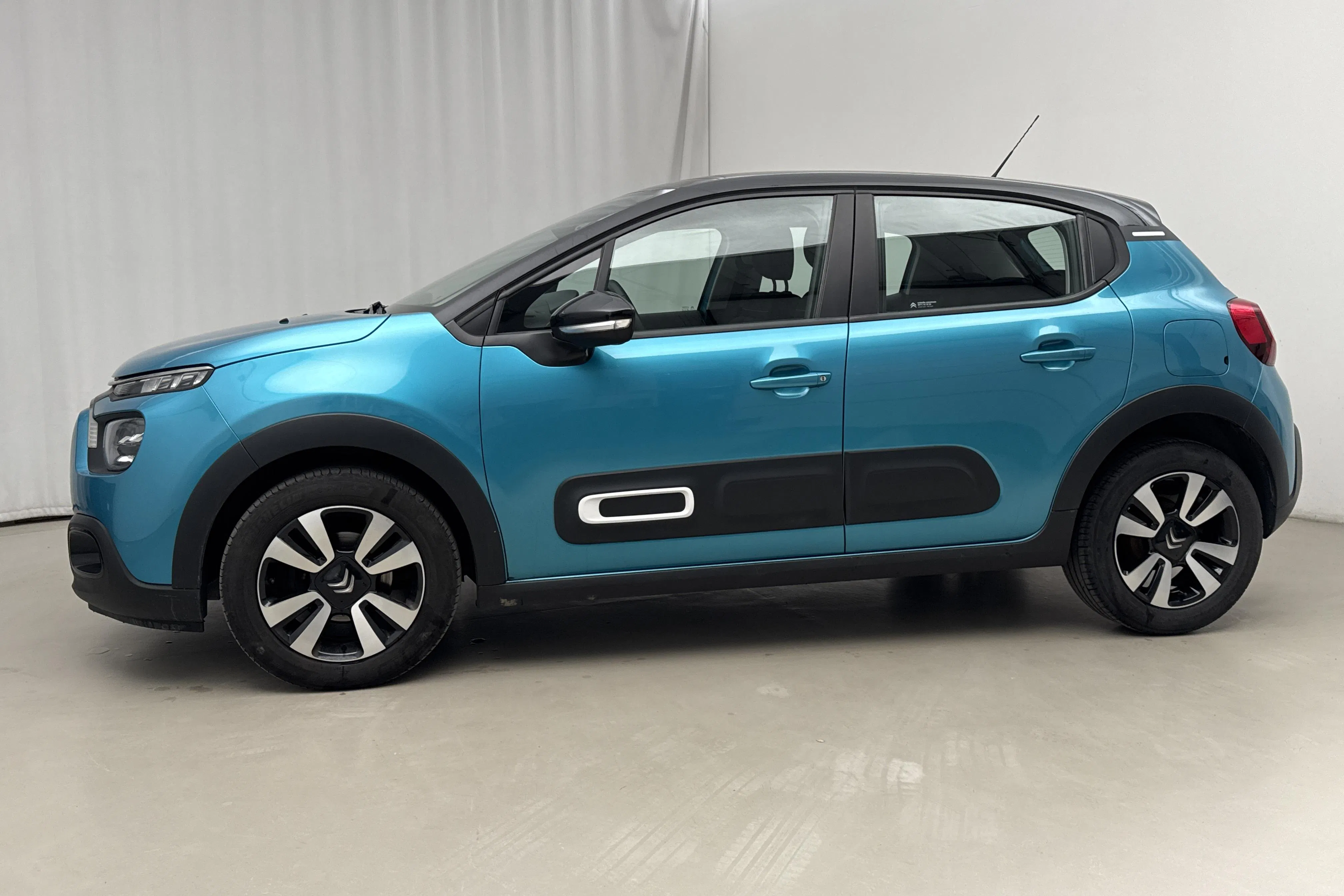 Præsentationsfoto 2 af 16: Citroën C3 PureTech (82hk) - 105 770 kilometer - Manuel - Blå farve - 2022