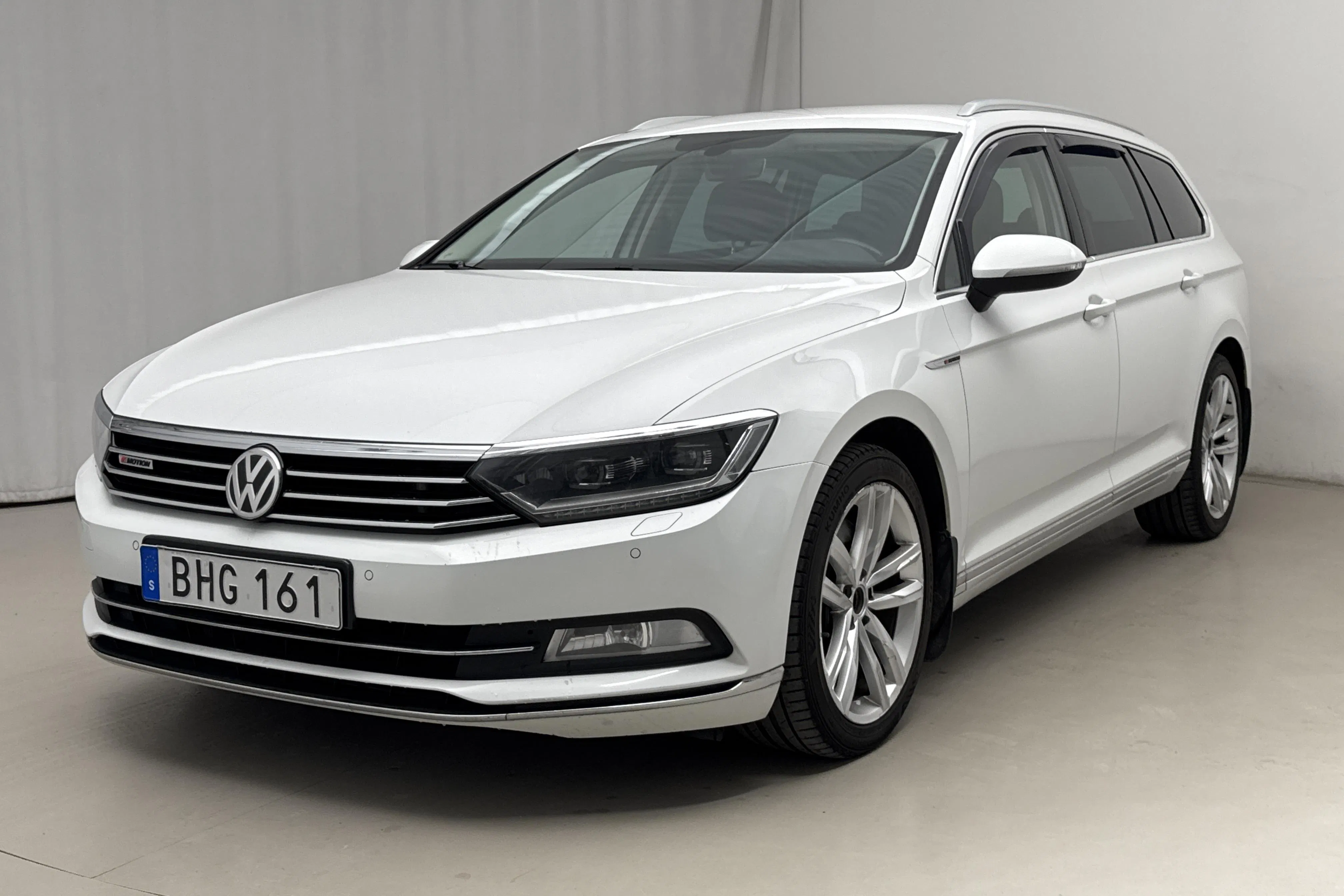 Esitlusfoto 1 aadressil 21: VW Passat 2.0 TDI BiTurbo Sportscombi 4MOTION (240hk) - 255 280 km - Automaatne - valge - 2015