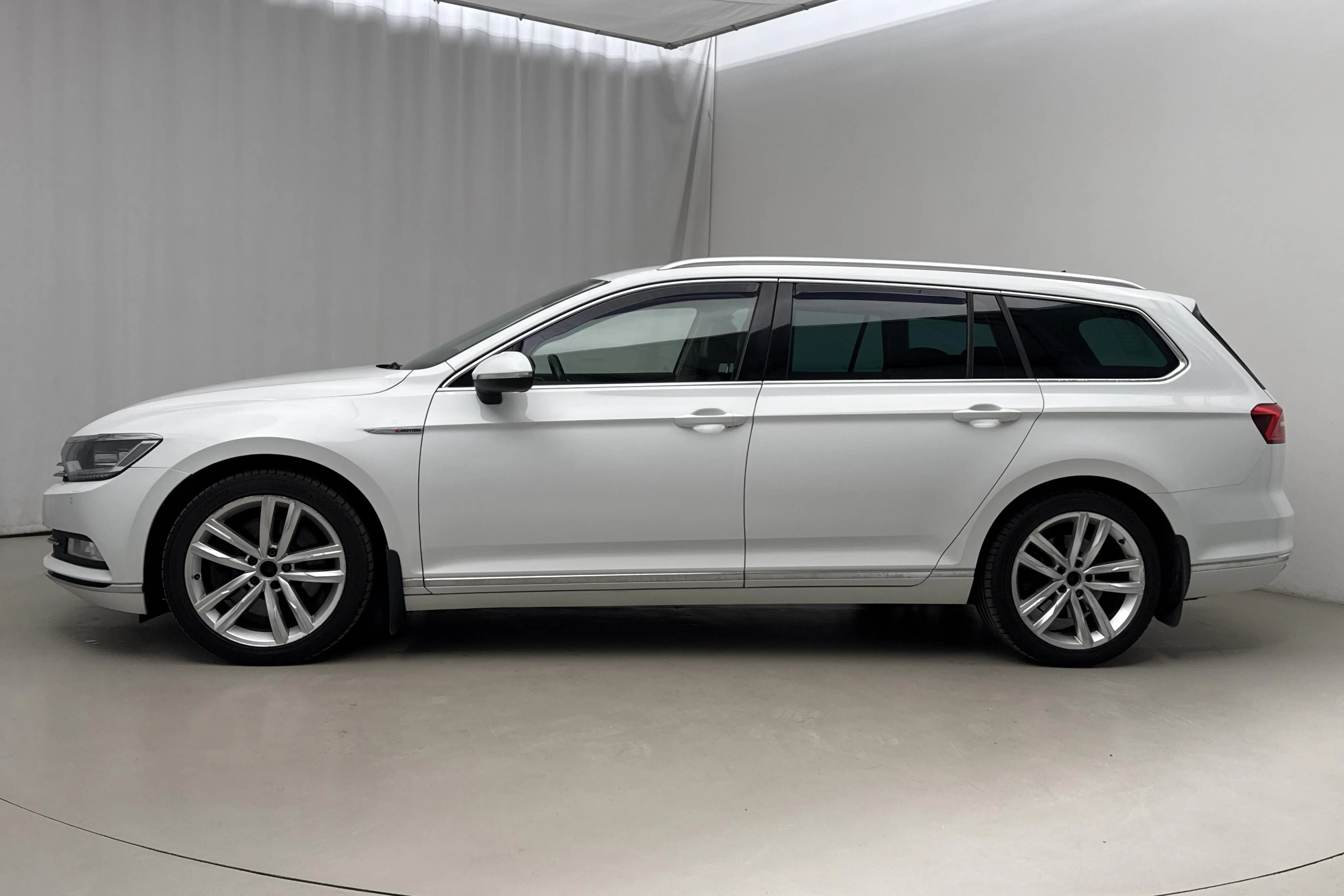 Esitlusfoto 2 aadressil 21: VW Passat 2.0 TDI BiTurbo Sportscombi 4MOTION (240hk) - 255 280 km - Automaatne - valge - 2015