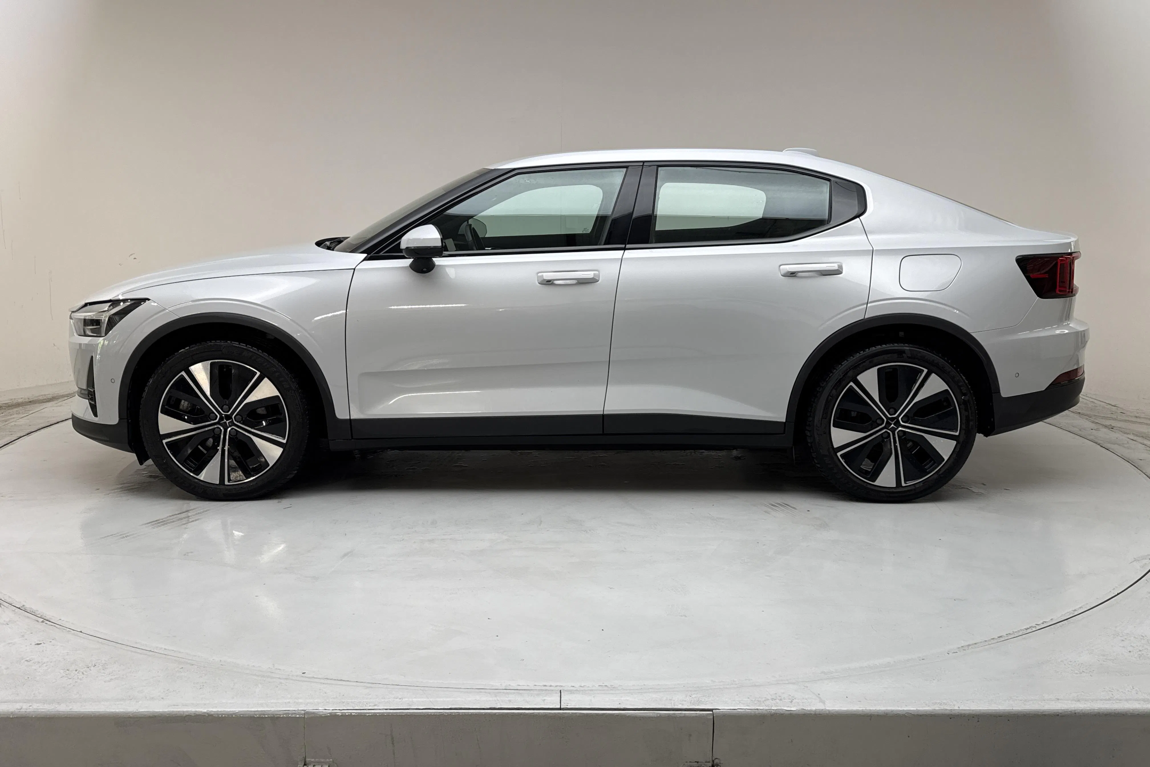 Presentationsfoto 2 av 17: Polestar 2 Long range Dual motor (408hk) - 12 387 mil - Automat - silver - 2023