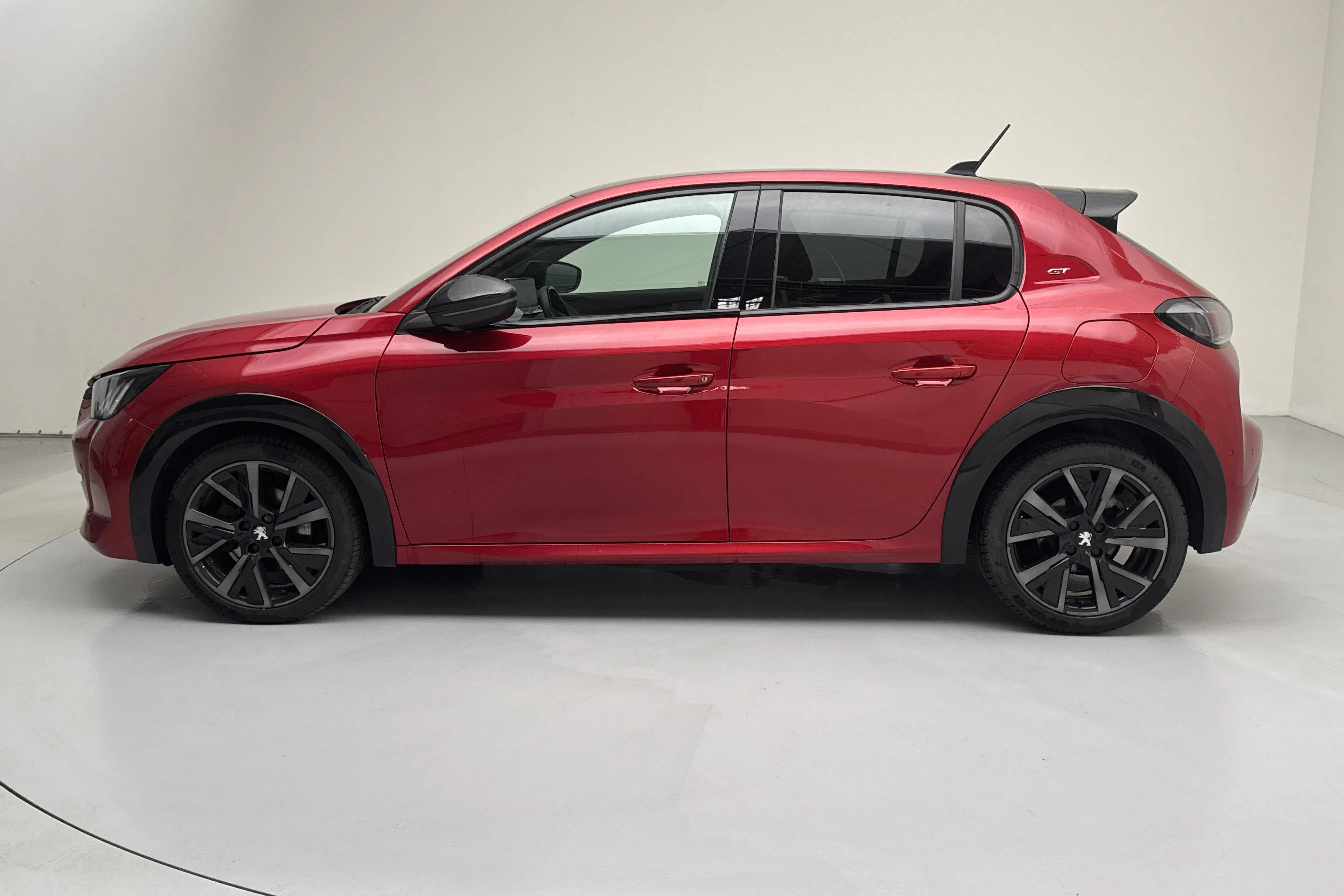 Presentation photo 2 of 16: Peugeot 208 1.2 PureTech 5dr (130hk) - 64 390 km - Automatic - red - 2021