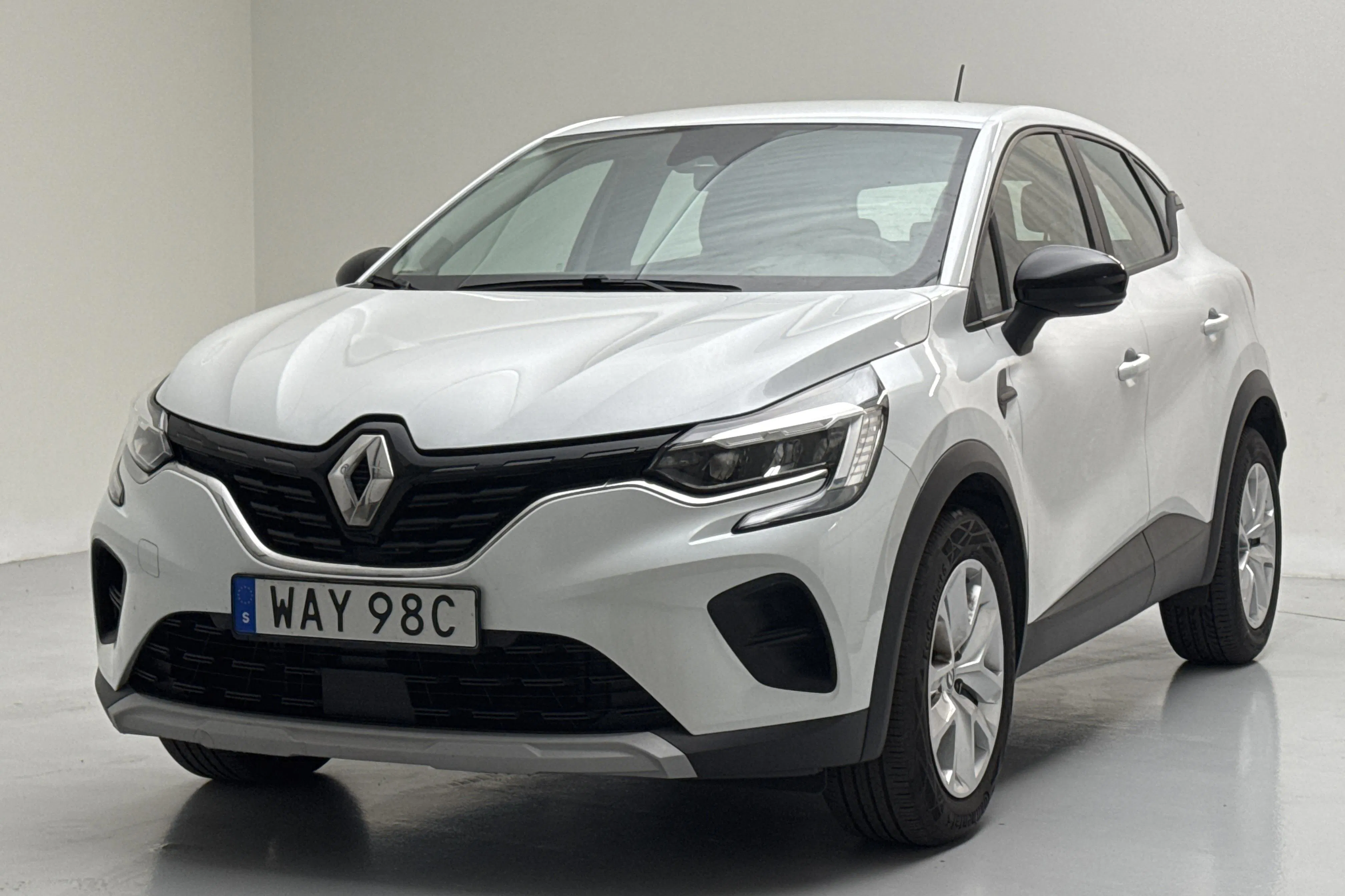 Presentation photo 1 of 13: Renault Captur 1.3 TCe (140hk) - 95 750 km - Automatic - white - 2021
