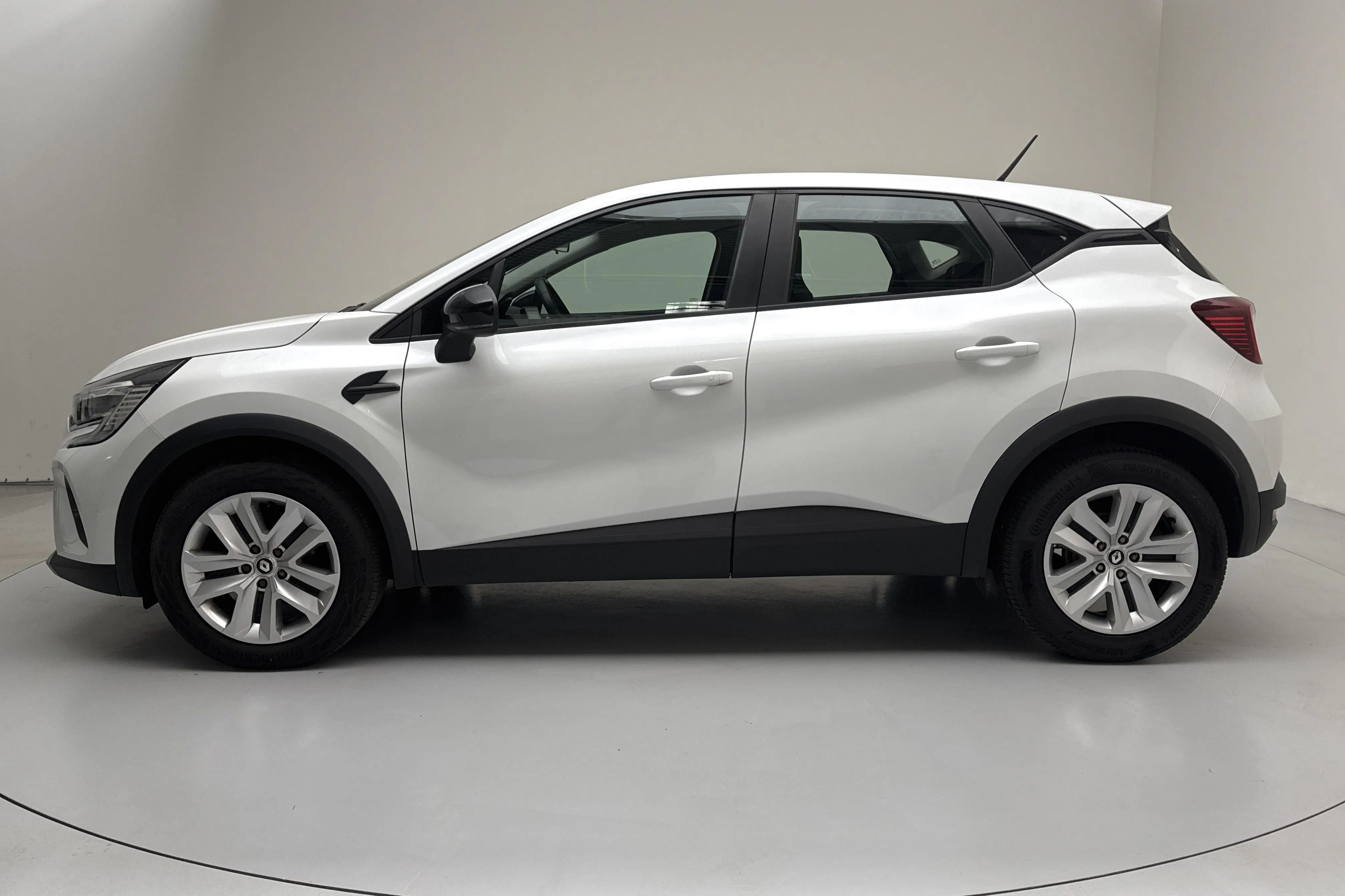 Presentation photo 2 of 13: Renault Captur 1.3 TCe (140hk) - 95 750 km - Automatic - white - 2021