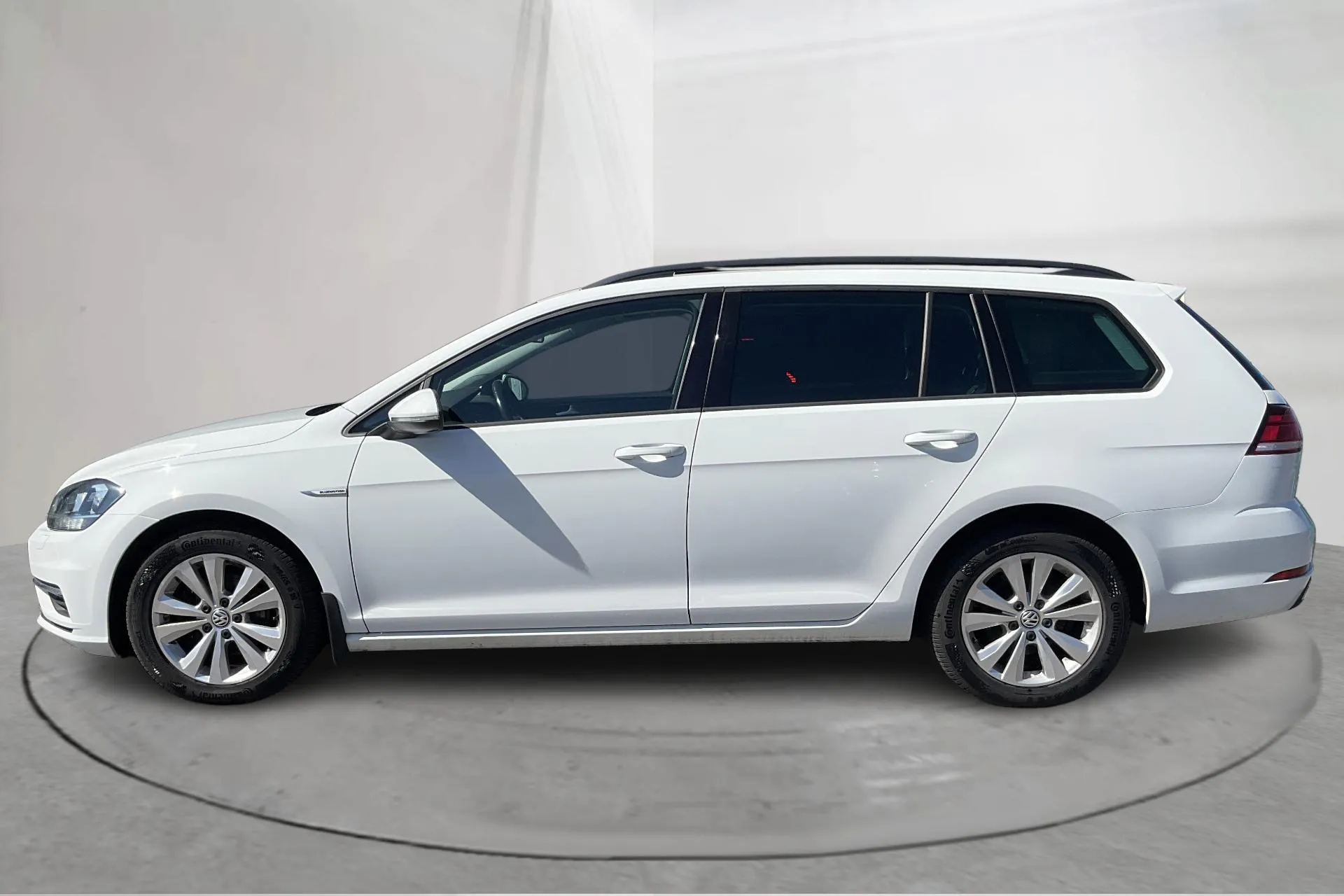 Presentationsfoto 2 av 17: VW Golf VII 1.4 TGI BlueMotion Sportscombi (110hk) - 9 099 mil - Automat - vit - 2018