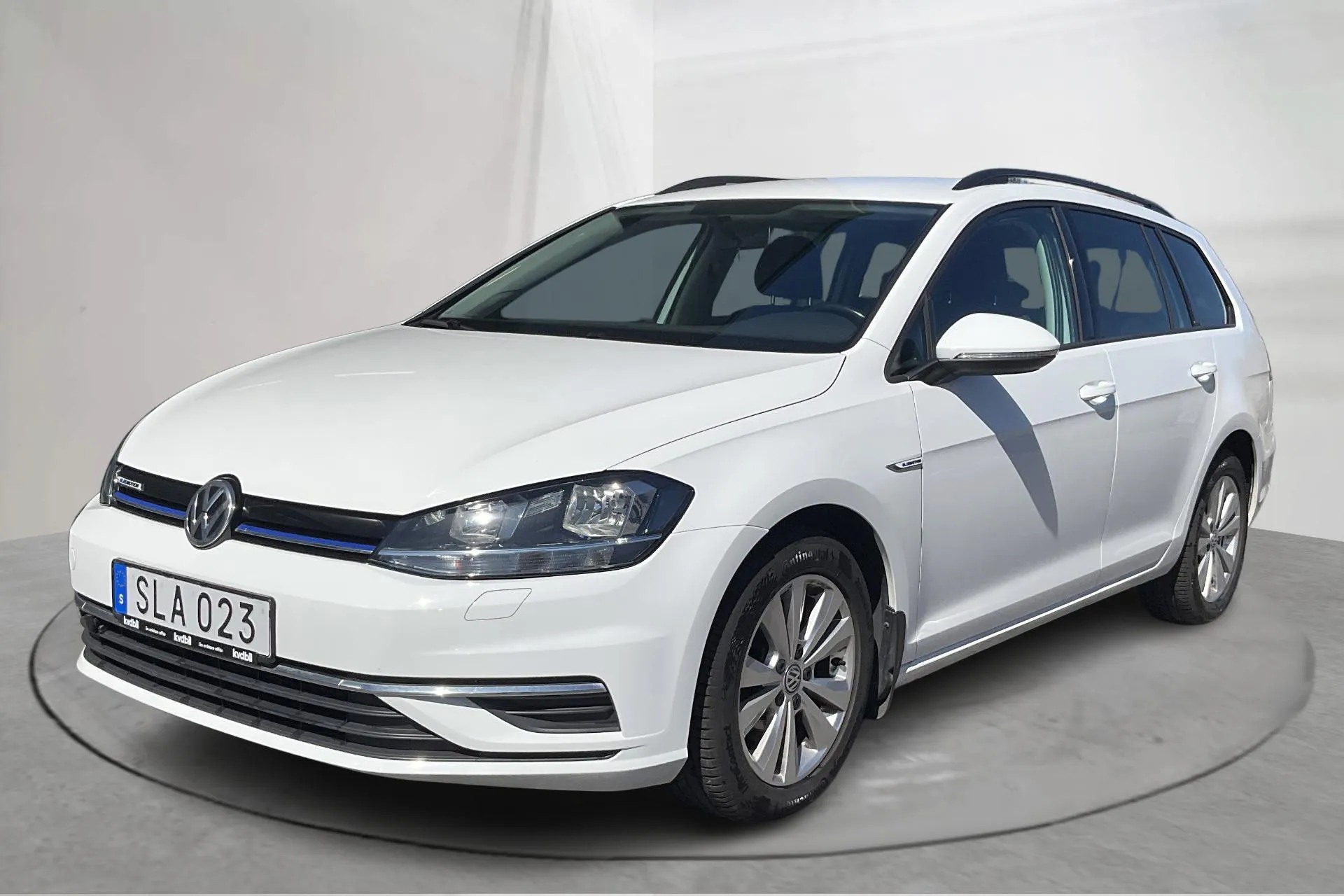 Presentationsfoto 1 av 17: VW Golf VII 1.4 TGI BlueMotion Sportscombi (110hk) - 9 099 mil - Automat - vit - 2018