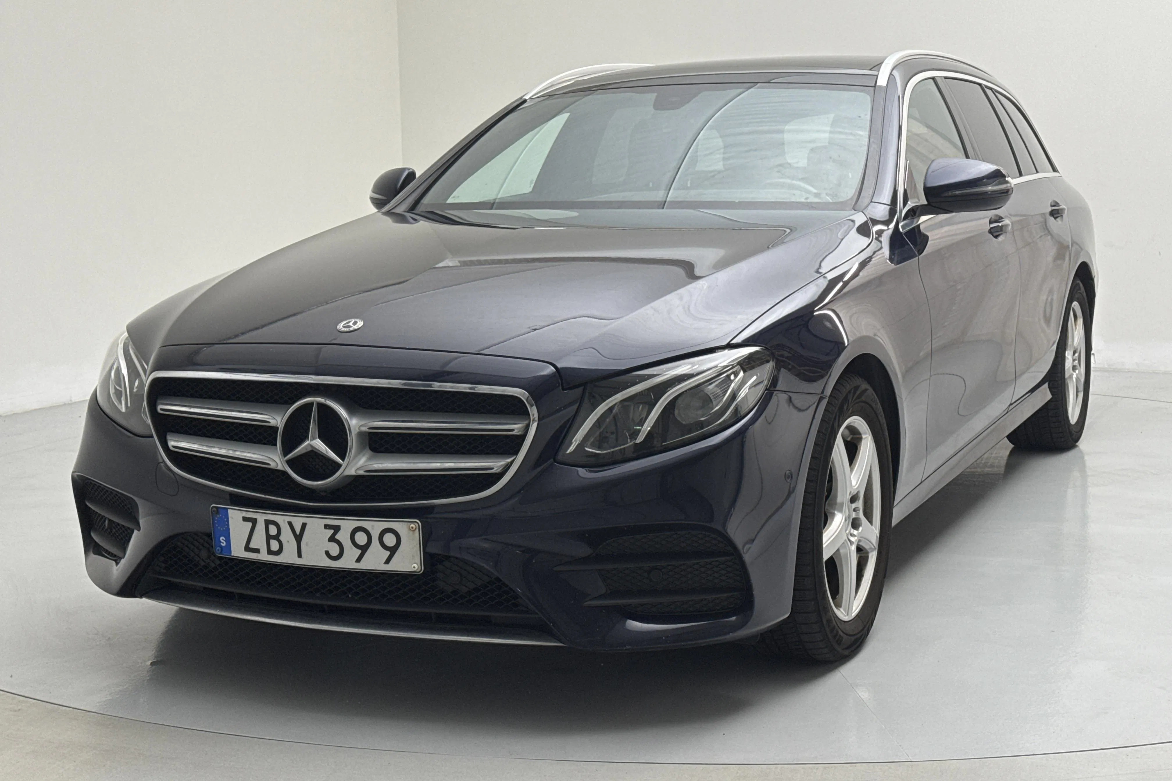 Presentation photo 1 of 15: Mercedes E 220 T d 4MATIC Kombi S213 (194hk) - 119 530 km - Automatic - dark blue - 2018