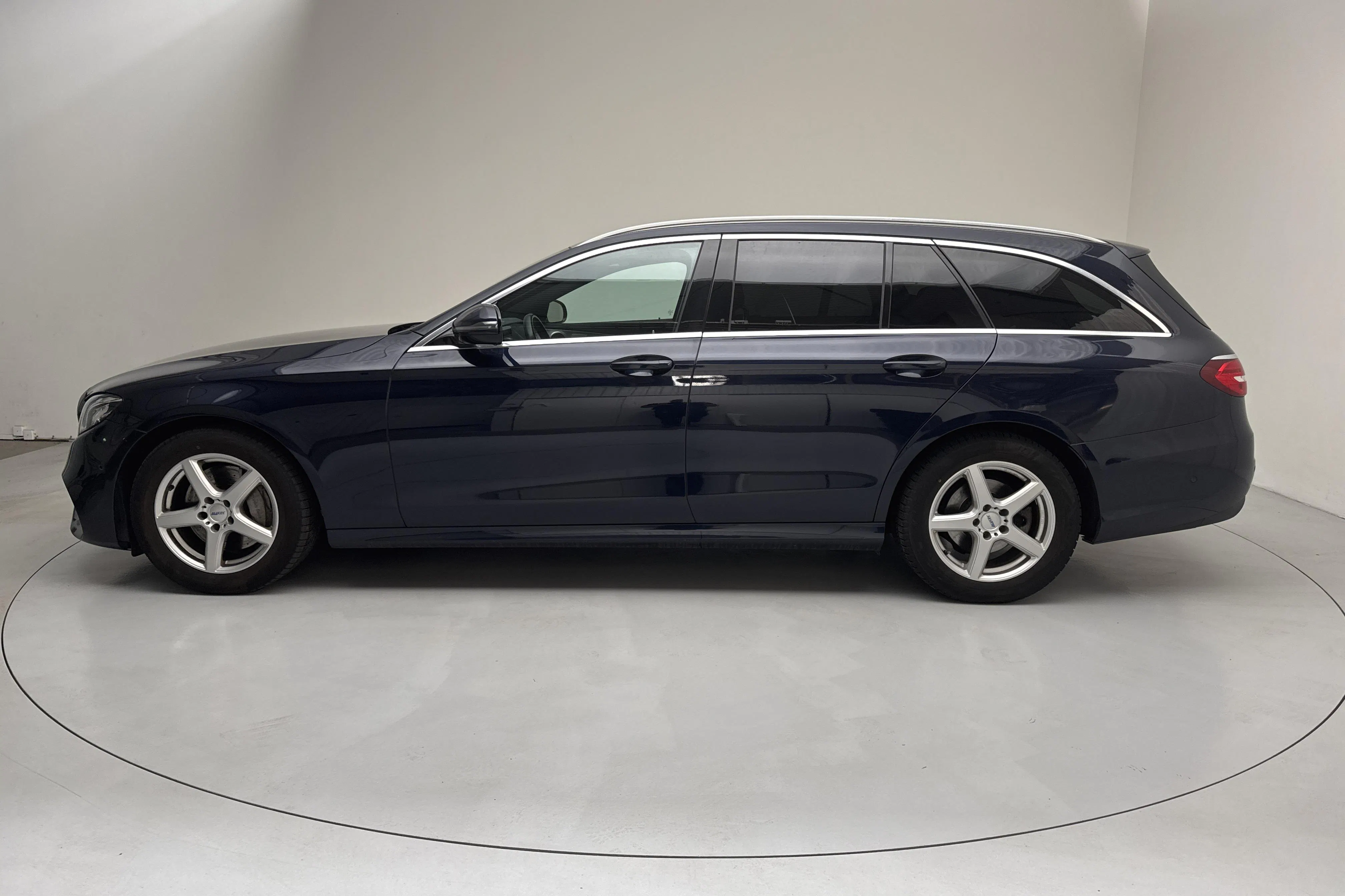 Presentation photo 2 of 15: Mercedes E 220 T d 4MATIC Kombi S213 (194hk) - 119 530 km - Automatic - dark blue - 2018