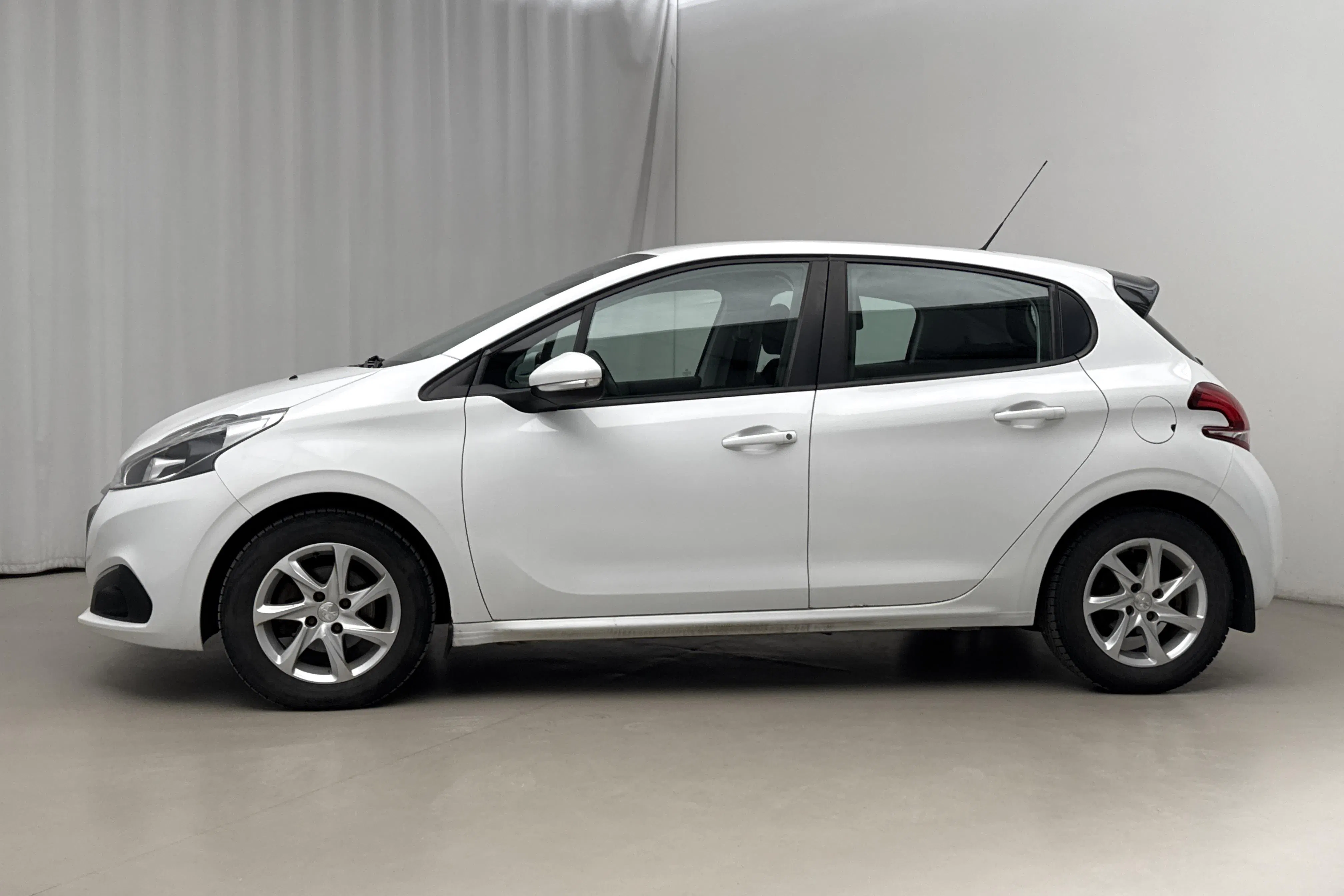 Presentationsfoto 2 av 15: Peugeot 208 BlueHDi 5dr (100hk) - 16 833 mil - Manuell - vit - 2015