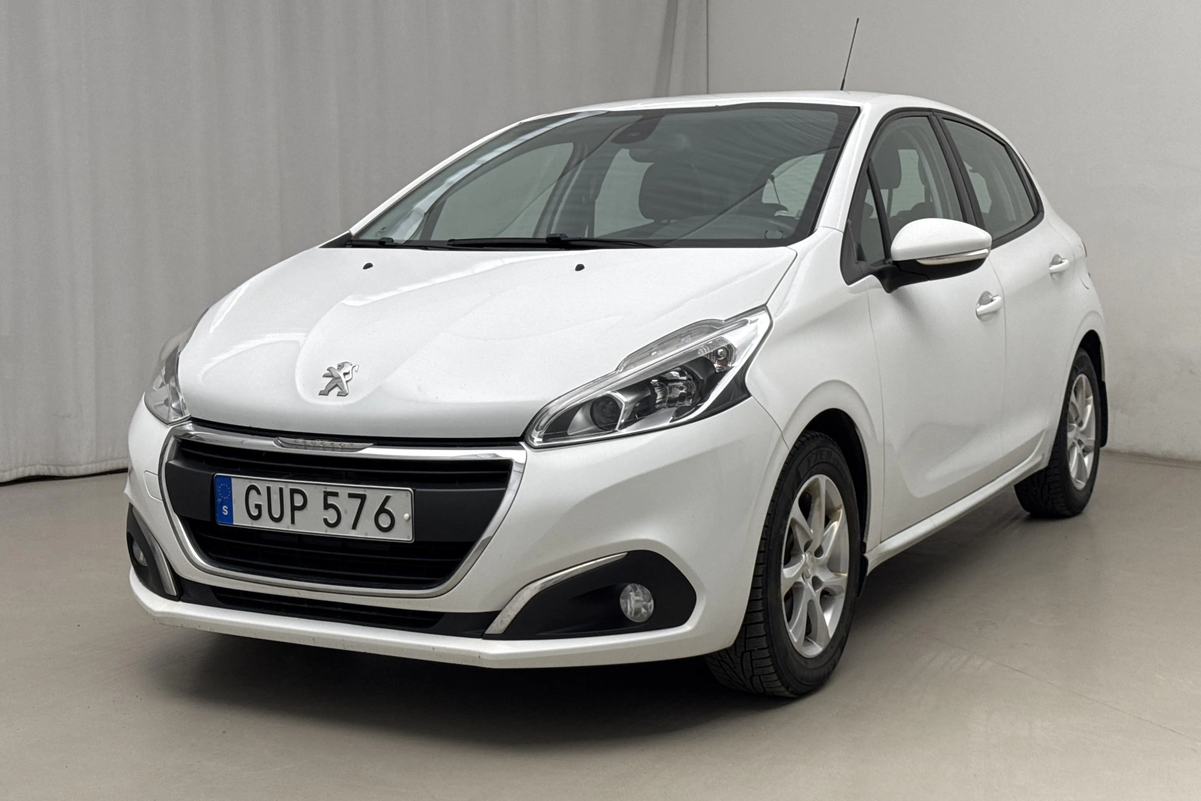 Presentationsfoto 1 av 15: Peugeot 208 BlueHDi 5dr (100hk) - 16 833 mil - Manuell - vit - 2015