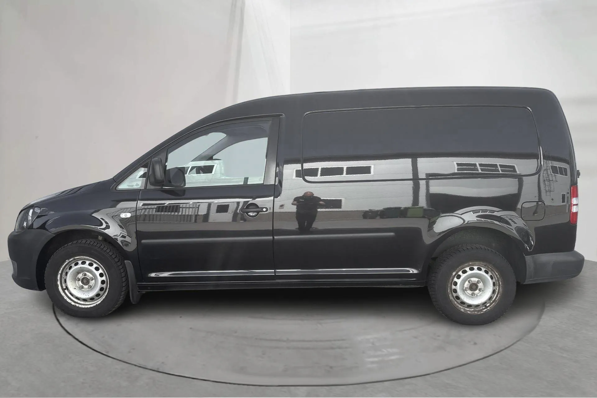 Presentationsfoto 2 av 13: VW Caddy 2.0 TDI Maxi Skåp 4-motion (110hk) - 20 420 mil - Manuell - svart - 2014