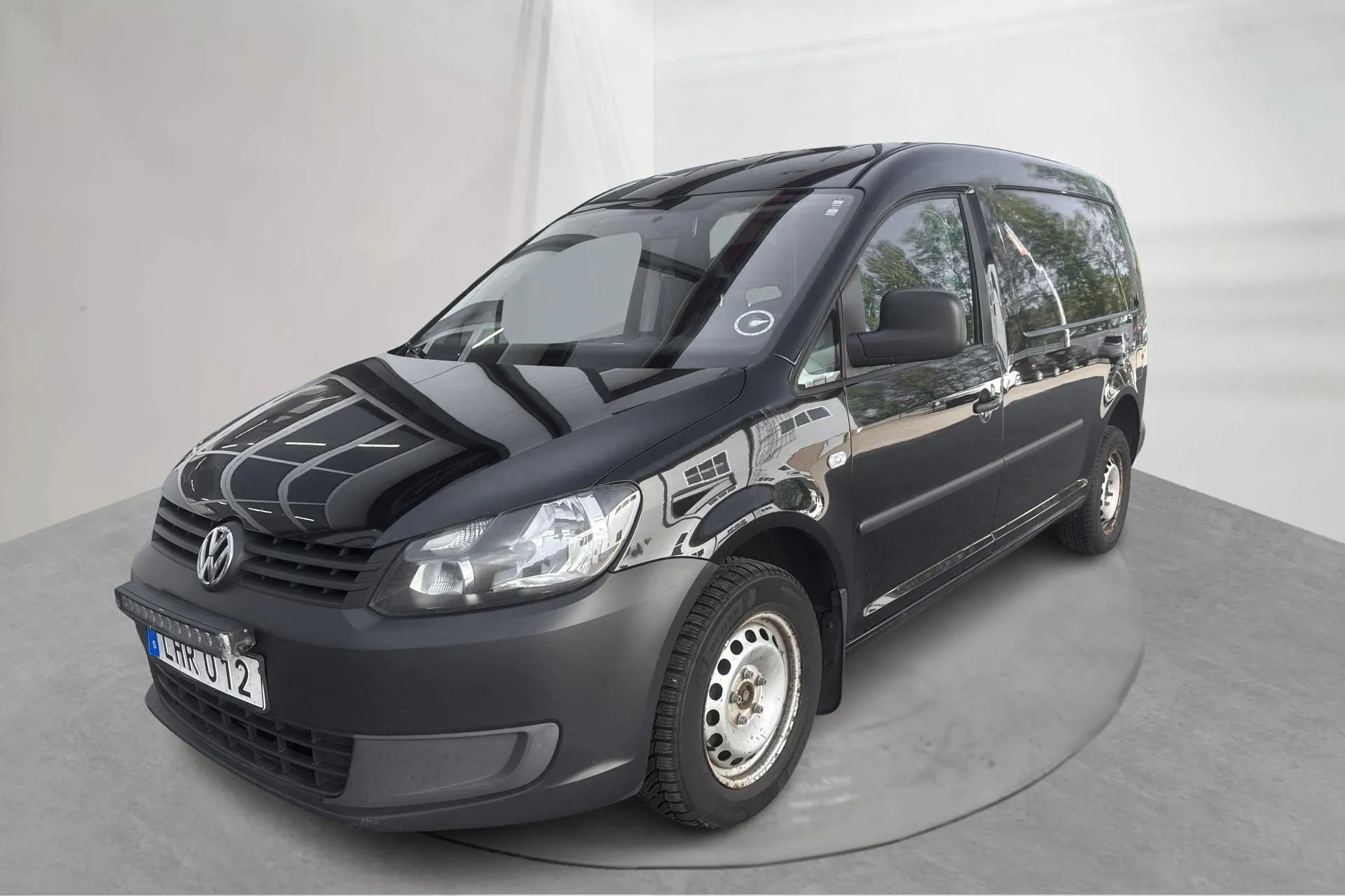 Presentationsfoto 1 av 13: VW Caddy 2.0 TDI Maxi Skåp 4-motion (110hk) - 20 420 mil - Manuell - svart - 2014