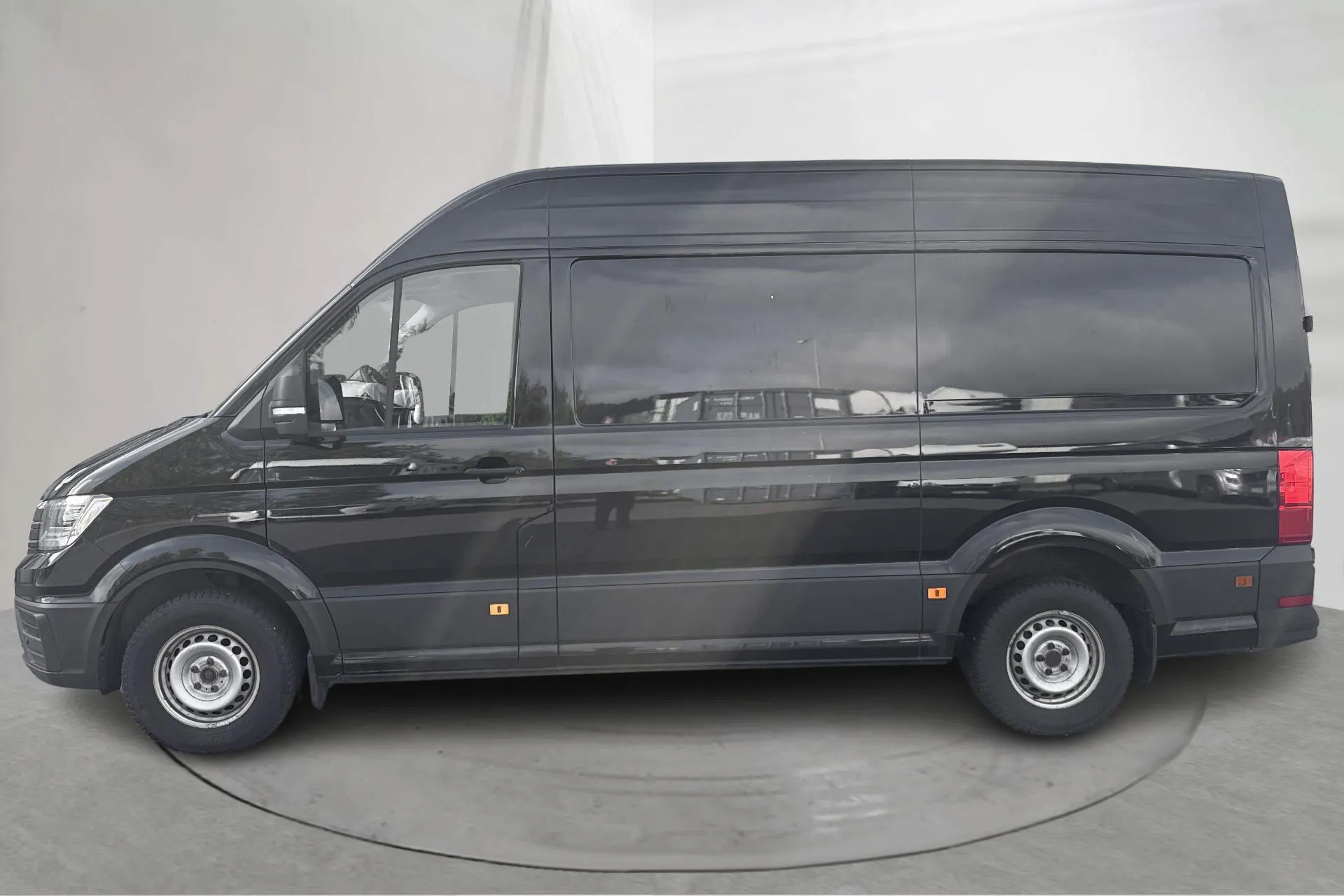 Presentationsfoto 2 av 15: VW Crafter 35 2.0 TDI Skåp (177hk) - 23 815 mil - Automat - svart - 2021