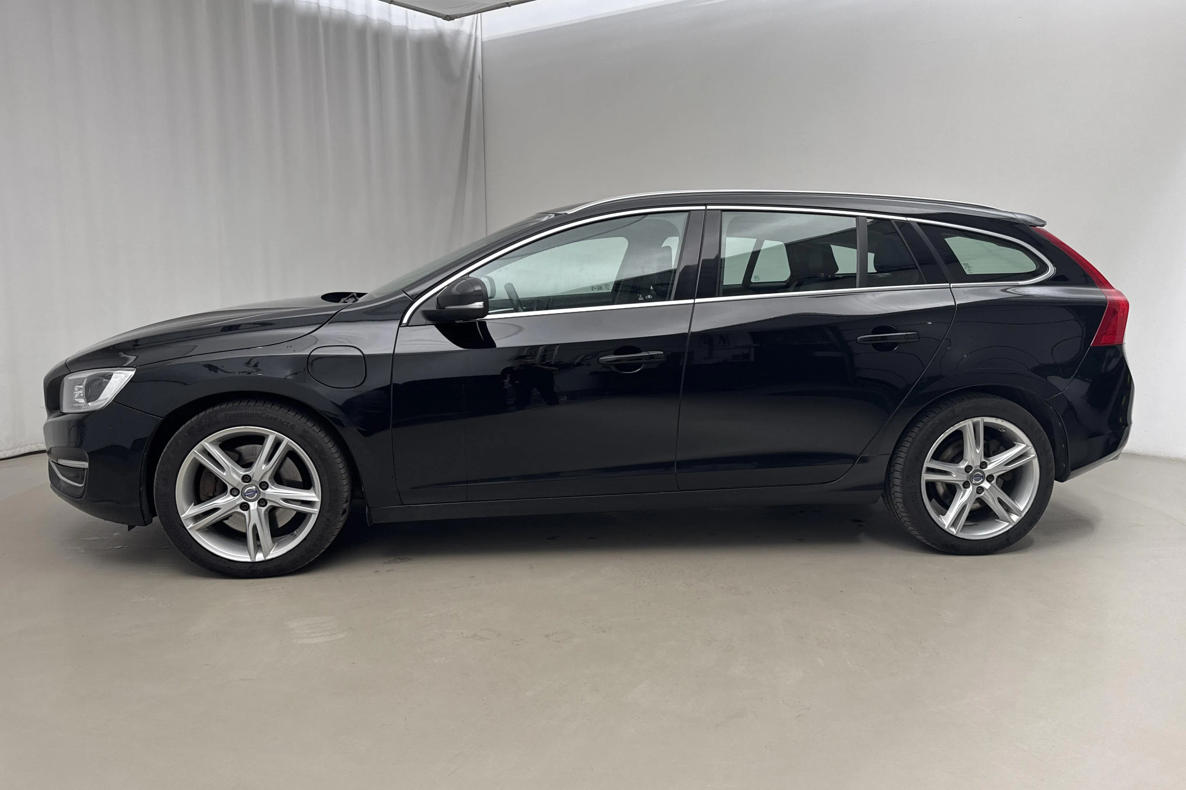 Presentationsfoto 2 av 20: Volvo V60 D5 AWD Twin Engine (163hk) - 21 383 mil - Automat - svart - 2018