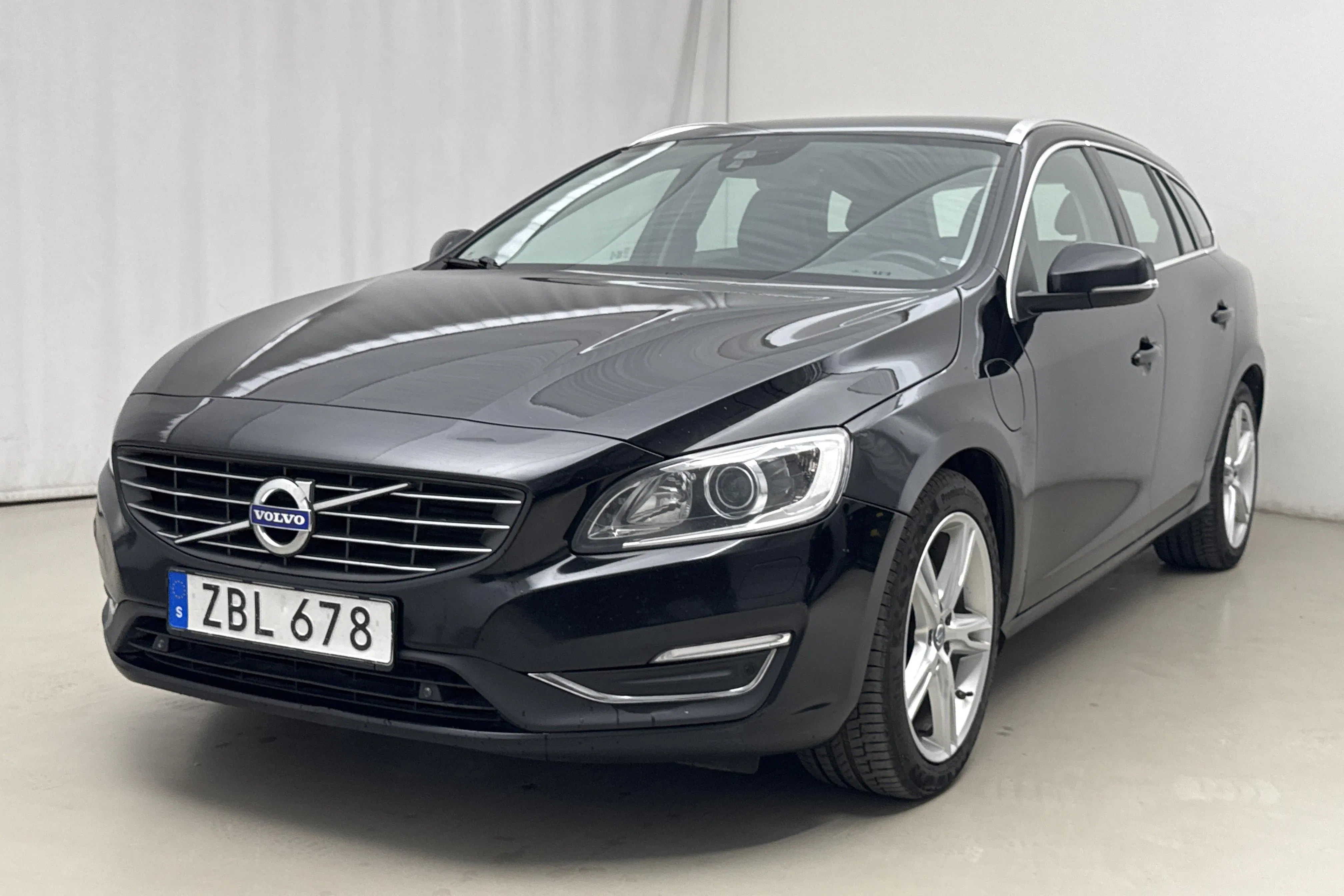 Presentationsfoto 1 av 20: Volvo V60 D5 AWD Twin Engine (163hk) - 21 383 mil - Automat - svart - 2018