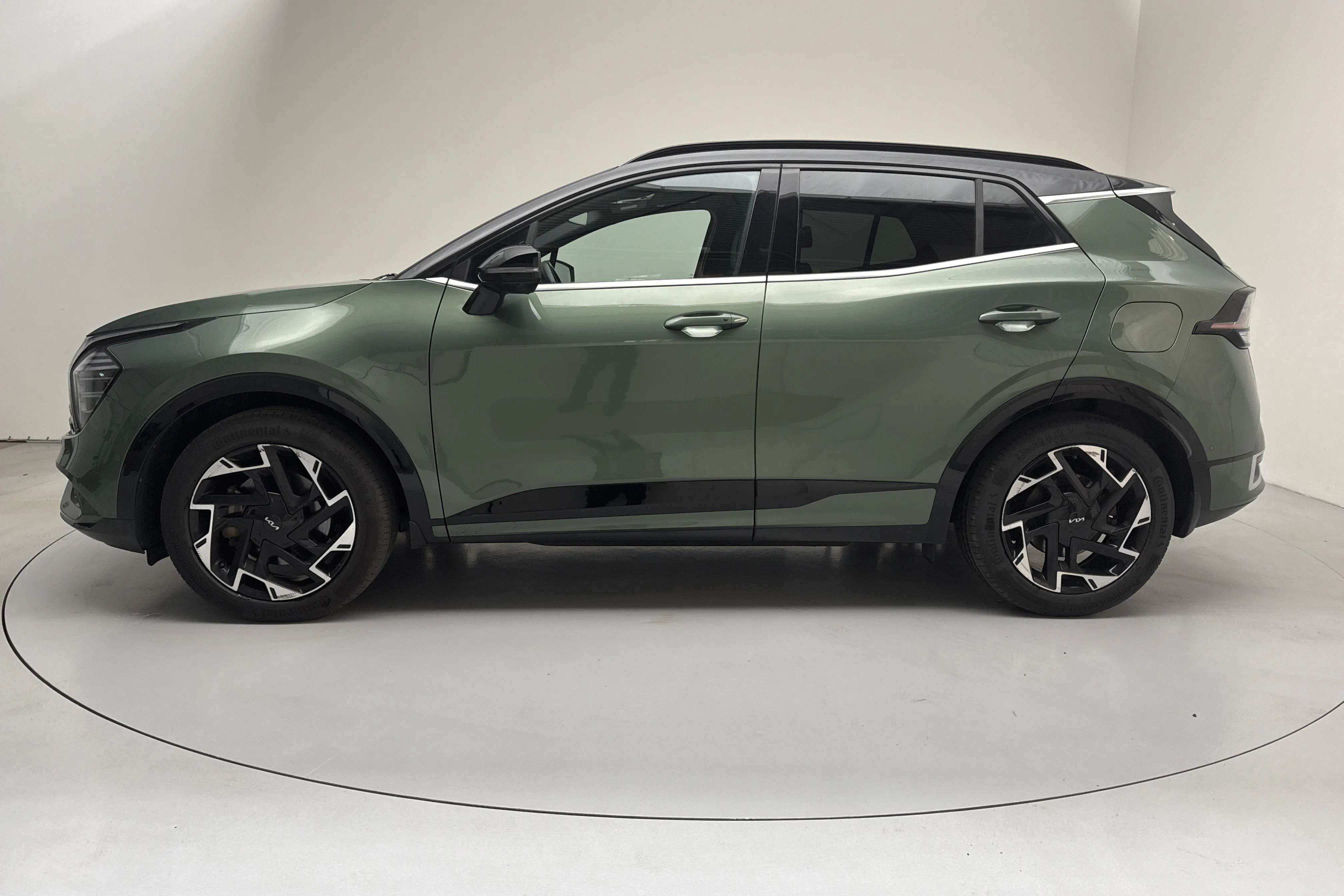 Presentationsfoto 2 av 19: KIA Sportage PHEV AWD (265hk) - 10 386 mil - Automat - grön - 2023