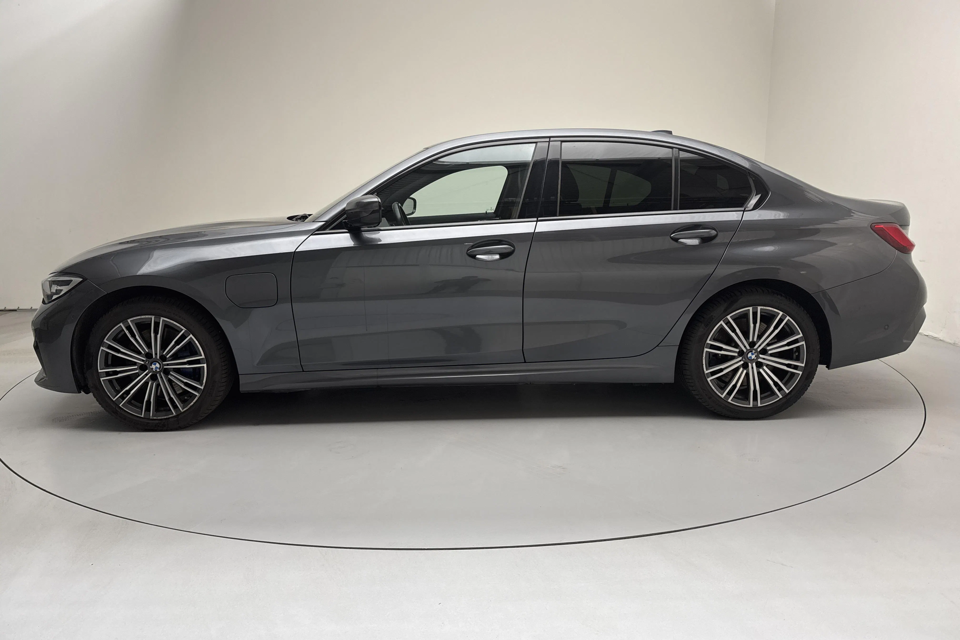 Presentationsfoto 2 av 18: BMW 330e Sedan, G20 (292hk) - 6 390 mil - Automat - grå - 2021