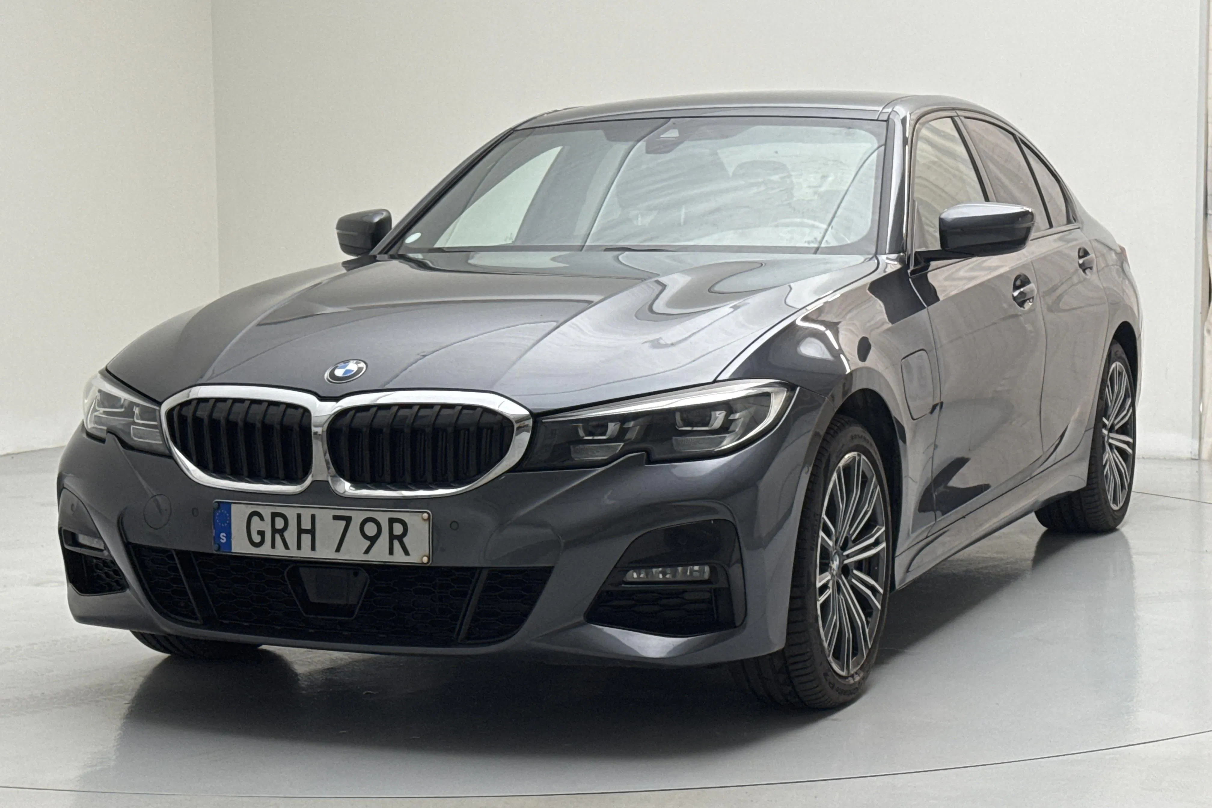 Presentationsfoto 1 av 18: BMW 330e Sedan, G20 (292hk) - 6 390 mil - Automat - grå - 2021