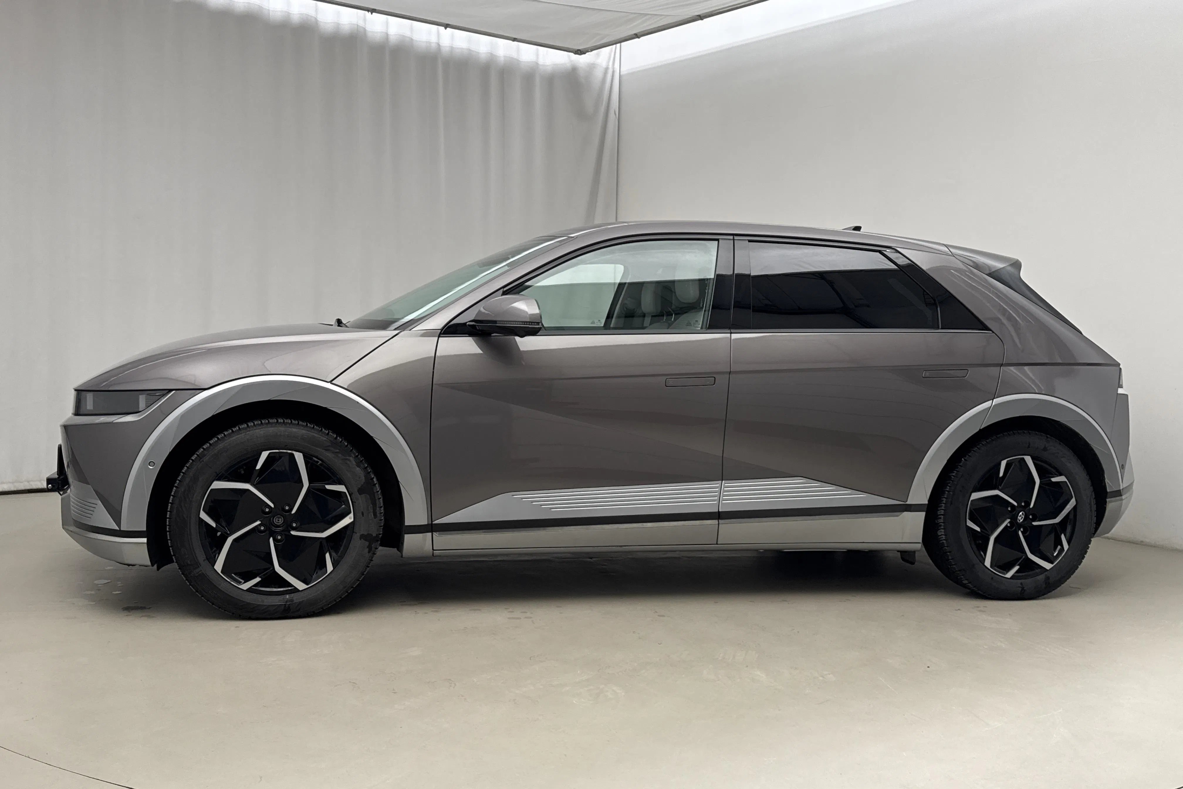 Presentationsfoto 2 av 25: Hyundai IONIQ 5 73kWh AWD (305hk) - 8 877 mil - Automat - grön - 2022