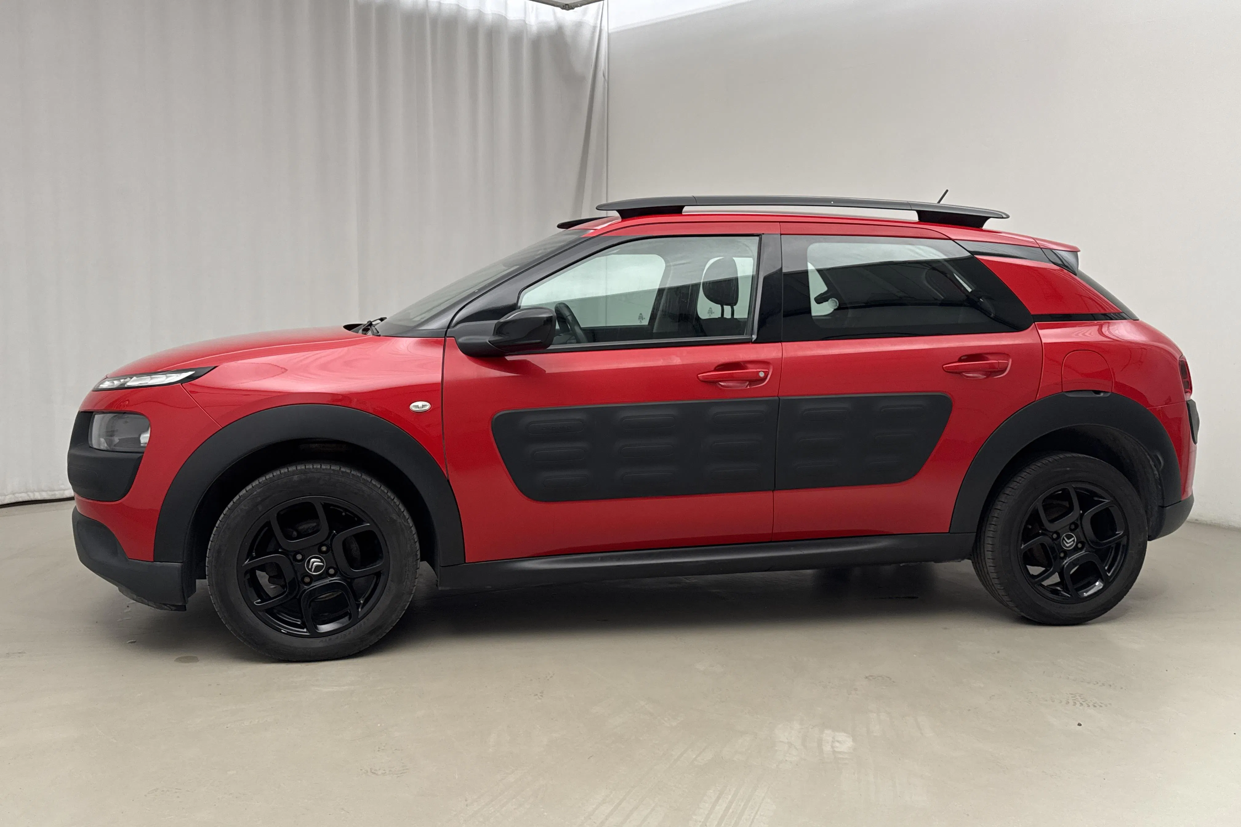 Presentationsfoto 2 av 15: Citroën C4 Cactus PureTech (82hk) - 12 974 mil - Manuell - röd - 2014