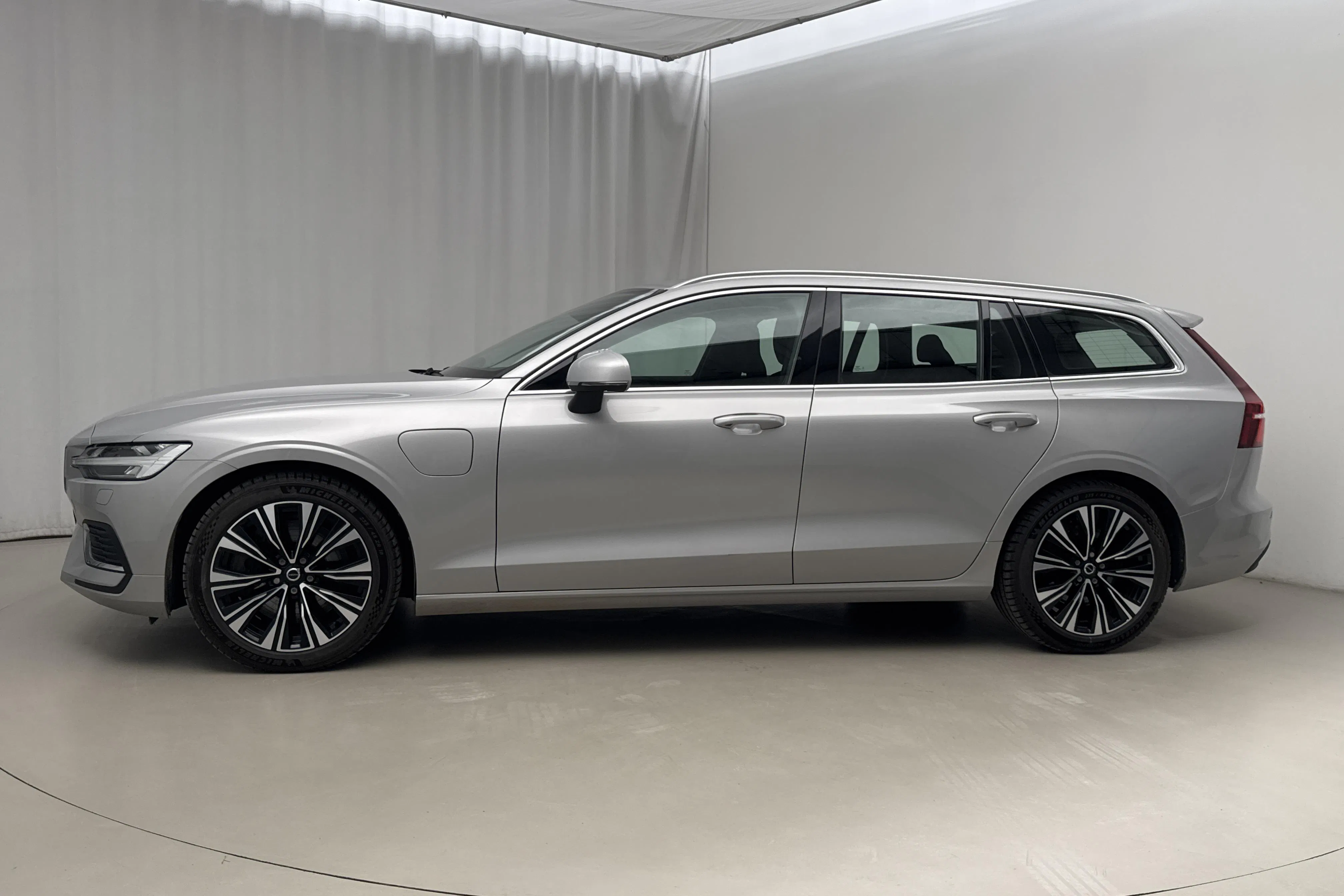 Presentationsfoto 2 av 24: Volvo V60 T6 AWD Recharge (350hk) - 15 808 mil - Automat - silver - 2023
