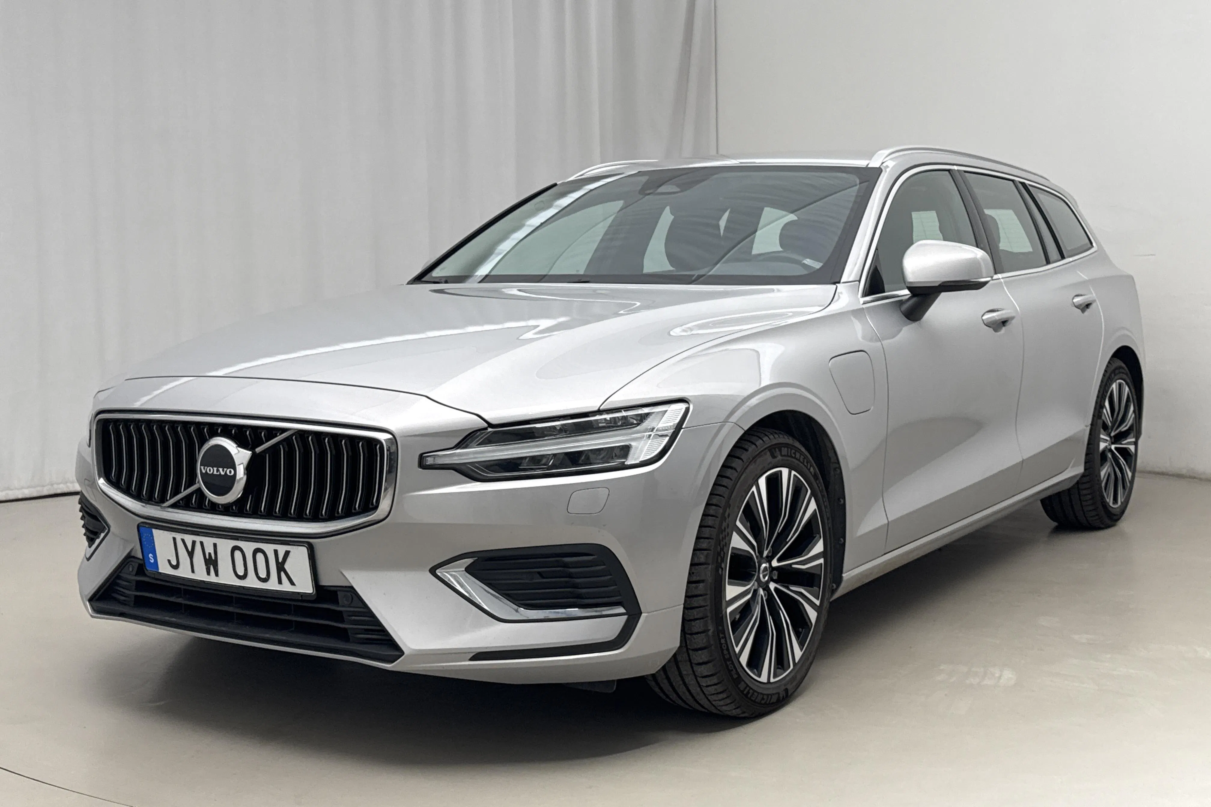 Presentationsfoto 1 av 24: Volvo V60 T6 AWD Recharge (350hk) - 15 808 mil - Automat - silver - 2023